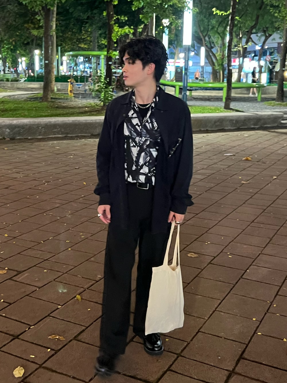 「休日スタイル、ootd、黑白搭配、夏コーデ、秋コーデ」｜「MUJIのアイテム（シャツ/ブラウス、ブルー系）」を使った、zinggさん（メンズ・171cm）の夏コーディネートの1枚目の写真