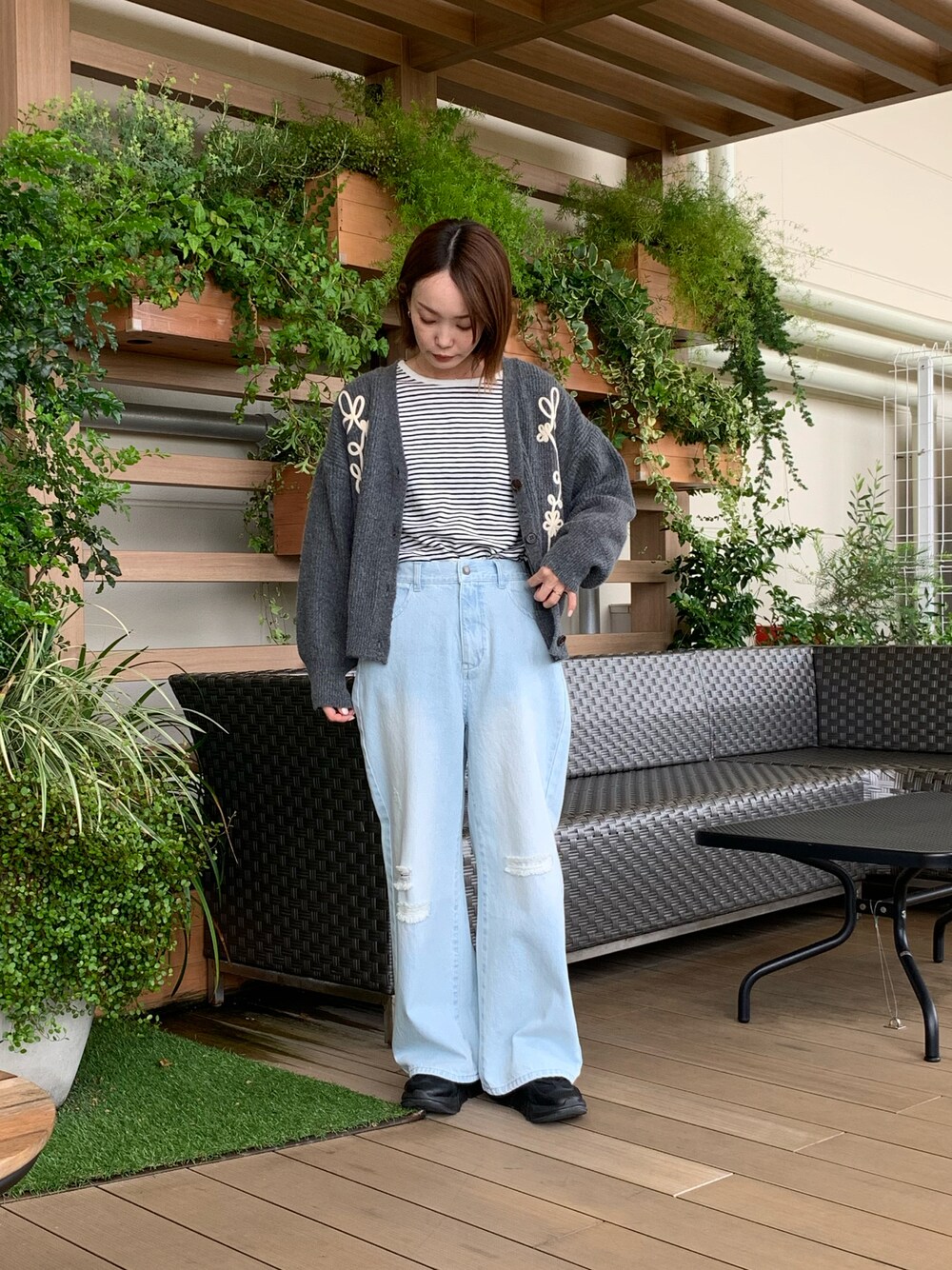 グレー系のカーディガン/ボレロ、ブラック系のTシャツ/カットソー、ブルー系のその他パンツを着用したレディースの秋コーディネートの1枚目の写真