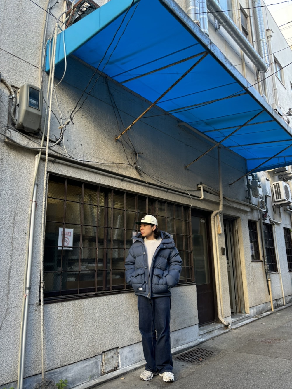 ブルー系のダウンジャケット/コートを着用したメンズの冬コーディネートの1枚目の写真