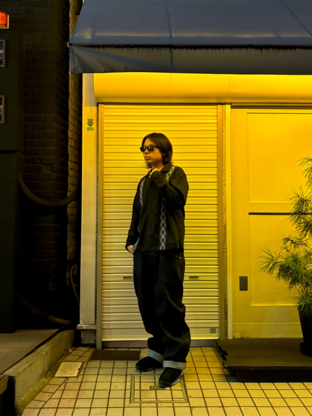 ブラック系のシャツ/ブラウスを着用したメンズの冬コーディネートの1枚目の写真