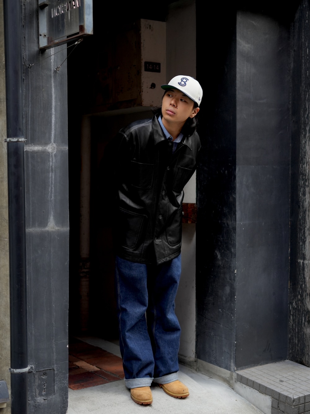 ブラック系のライダースジャケット、その他のデニムパンツを着用したメンズの秋コーディネートの1枚目の写真