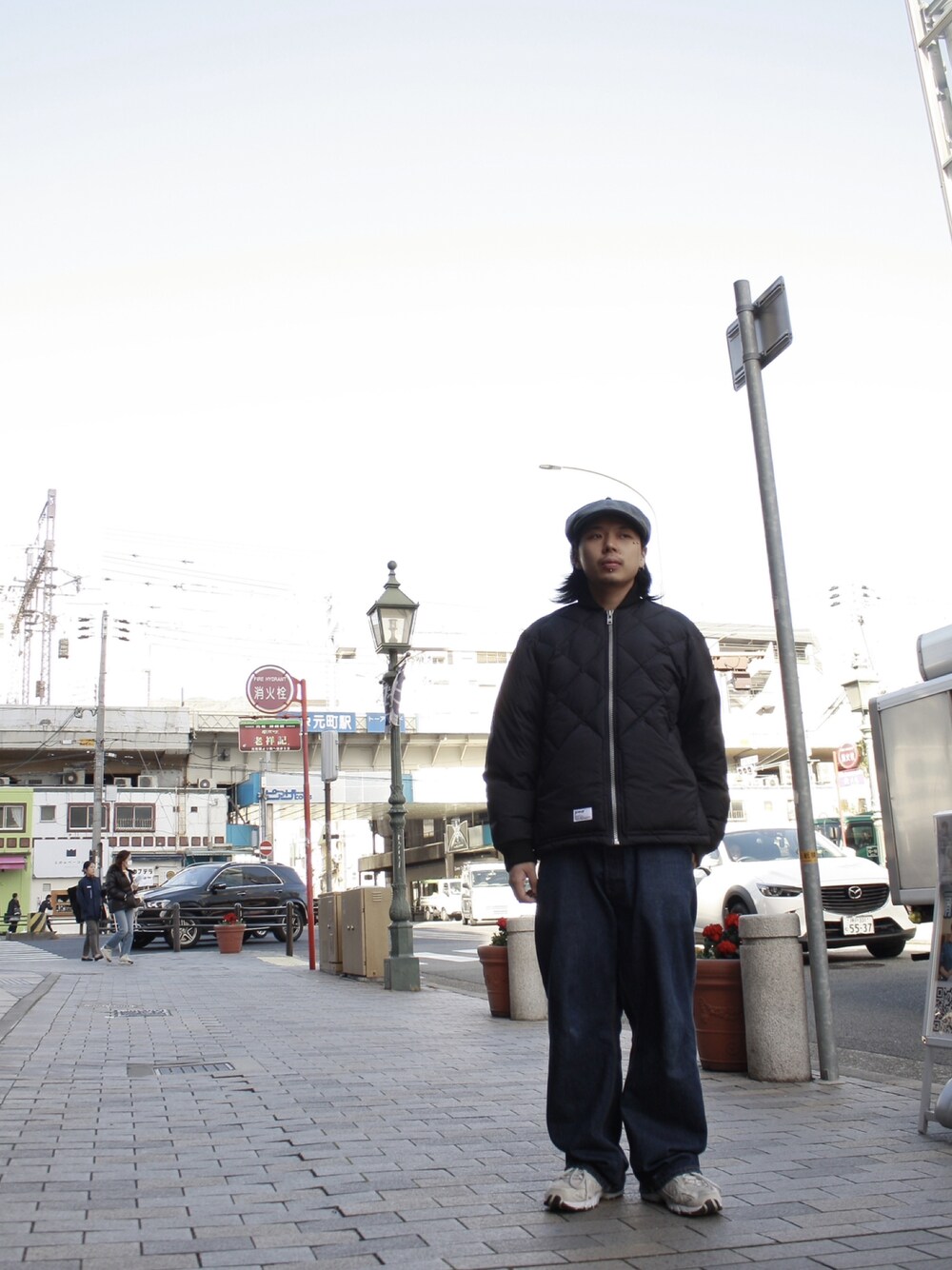 ブラック系のダウンジャケット/コートを着用したメンズの冬コーディネートの1枚目の写真