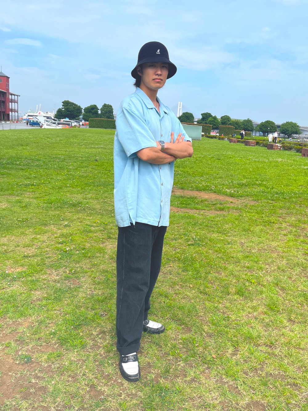 「シンプルスタイル、半袖シャツ、カンゴール、ベルハット、ローファー、古着MIX、赤レンガ倉庫、夏コーデ、KANGOL、大人カジュアル、おしゃれさんと繋がりたい、帽子」｜「KANGOLのKANGOL BERMUDA CASUAL（ハット、ブラック系）」を使った、sei5さん（メンズ・178cm）の夏コーディネートの1枚目の写真