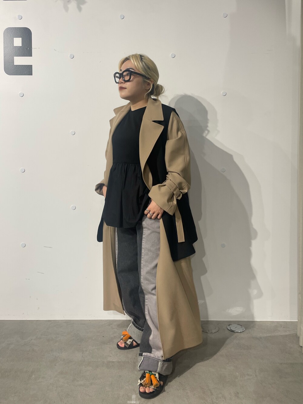 「大人カジュアル、nano・universe、nanouniverse、nano universe、ナノユニバース、ナノユニバース(nano･universe)、ナノ・ユニバース、モノトーンコーデ、秋のコーデ、デニムパンツ、デニム、リメイクジーンズ、コートスタイル、トレンチコート、ベストコーデ」｜「NANO universeのベルテッドカルゼコート（その他アウター、ベージュ系）」を使った、satomogumoguさん（レディース・147cm）の夏コーディネートの1枚目の写真