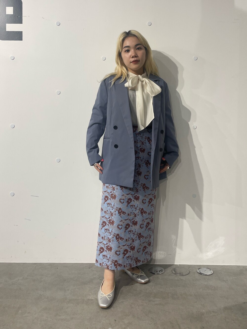 ブルー系のテーラードジャケット、ホワイト系のシャツ/ブラウス、その他のスカートを着用したレディースの秋コーディネートの1枚目の写真