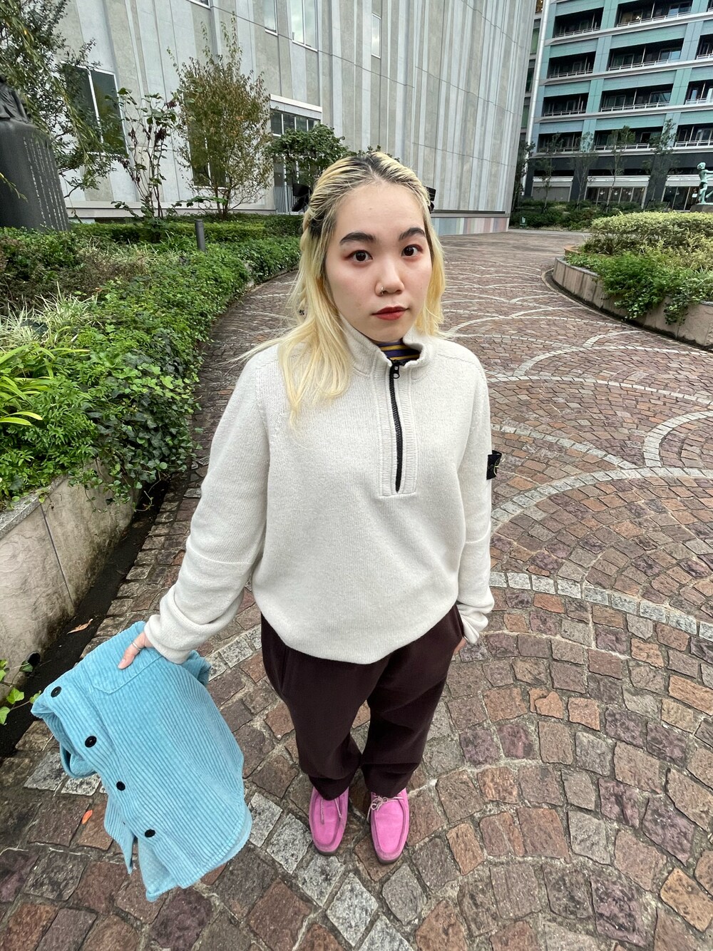 白パンツパーカーTシャツリュックキャップにstoneislandセーター 白パンツパーカーTシャツリュックキャップにstoneislandセーター