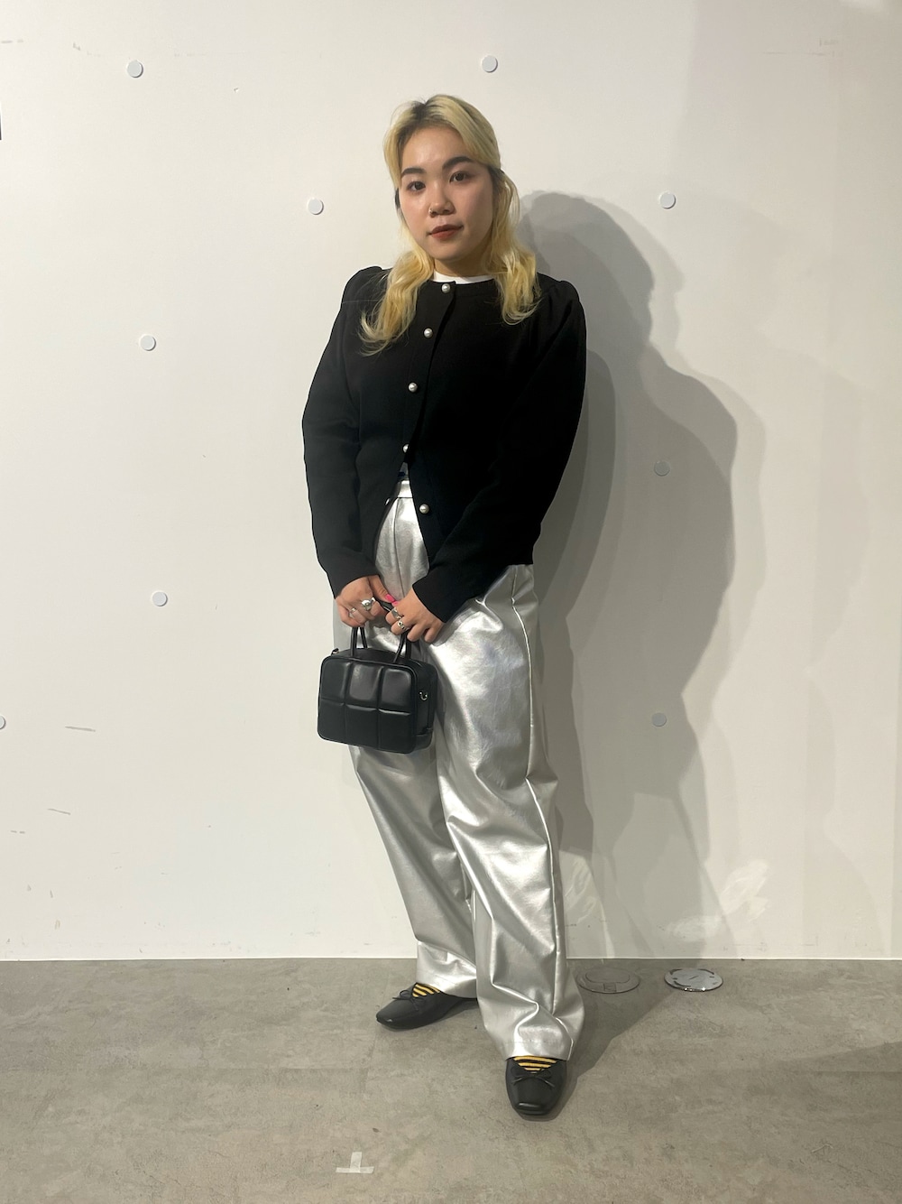ブラック系のカーディガン/ボレロ、シルバー系のその他パンツ、ブラック系のハンドバッグを着用したレディースの夏コーディネートの1枚目の写真