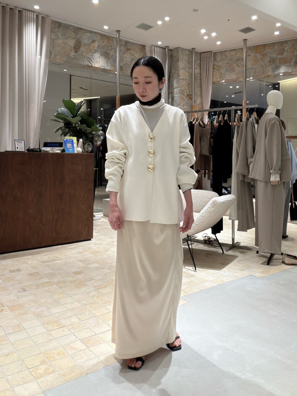 ビジューVネックカーディガンを使った人気ファッションコーディネート