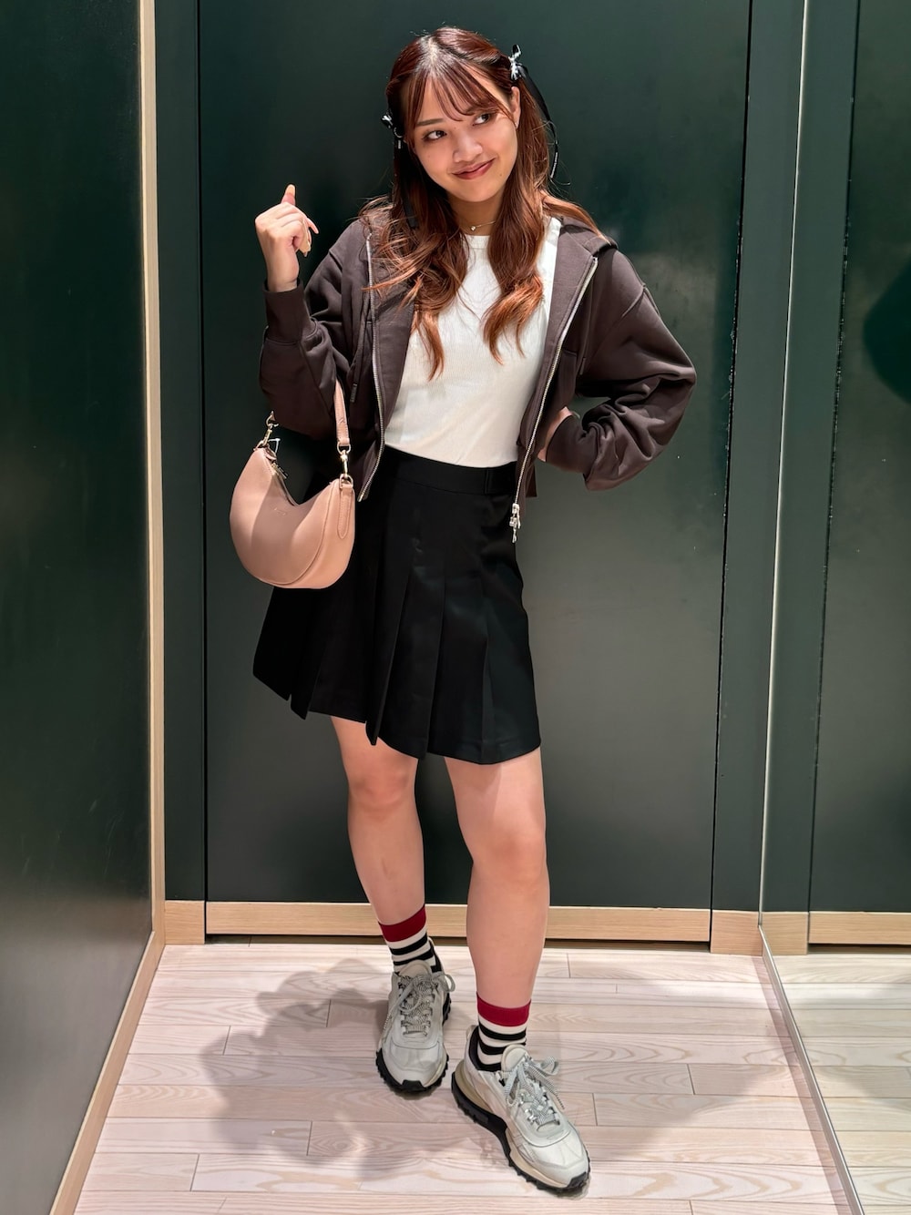 LACOSTEのパーカー（ブラウン系）を使ったレディース人気ファッション