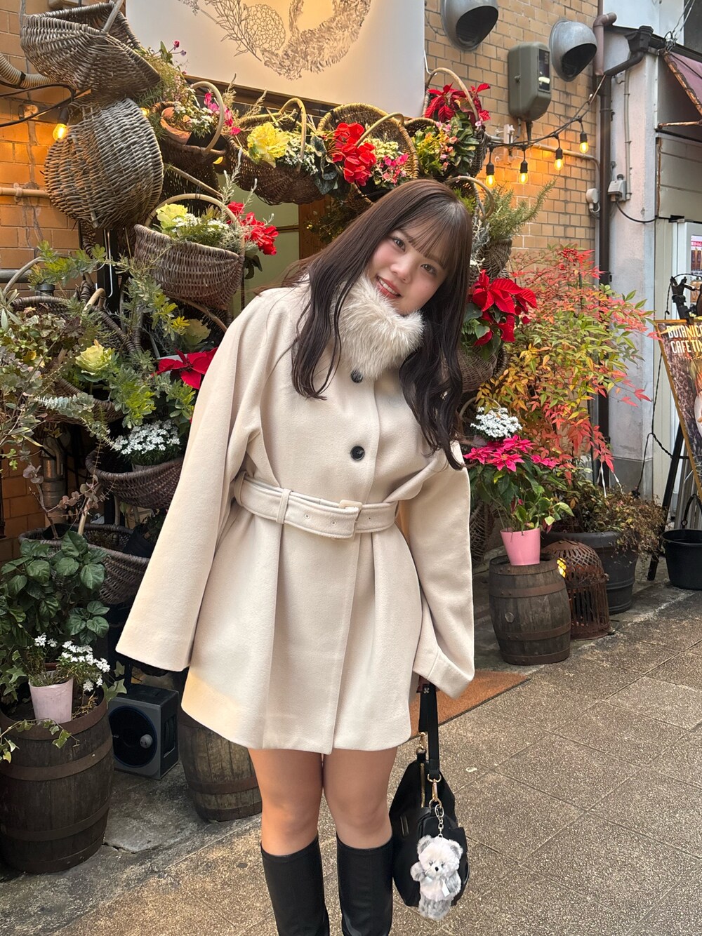 ホワイト系のその他アウターを着用したレディースの夏コーディネートの1枚目の写真