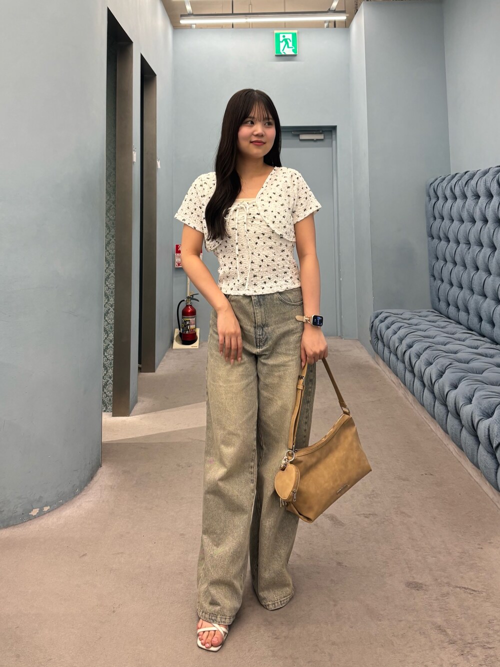 ホワイト系のTシャツ/カットソー、ブルー系のデニムパンツ、ベージュ系のショルダーバッグを着用したレディースの夏コーディネートの1枚目の写真