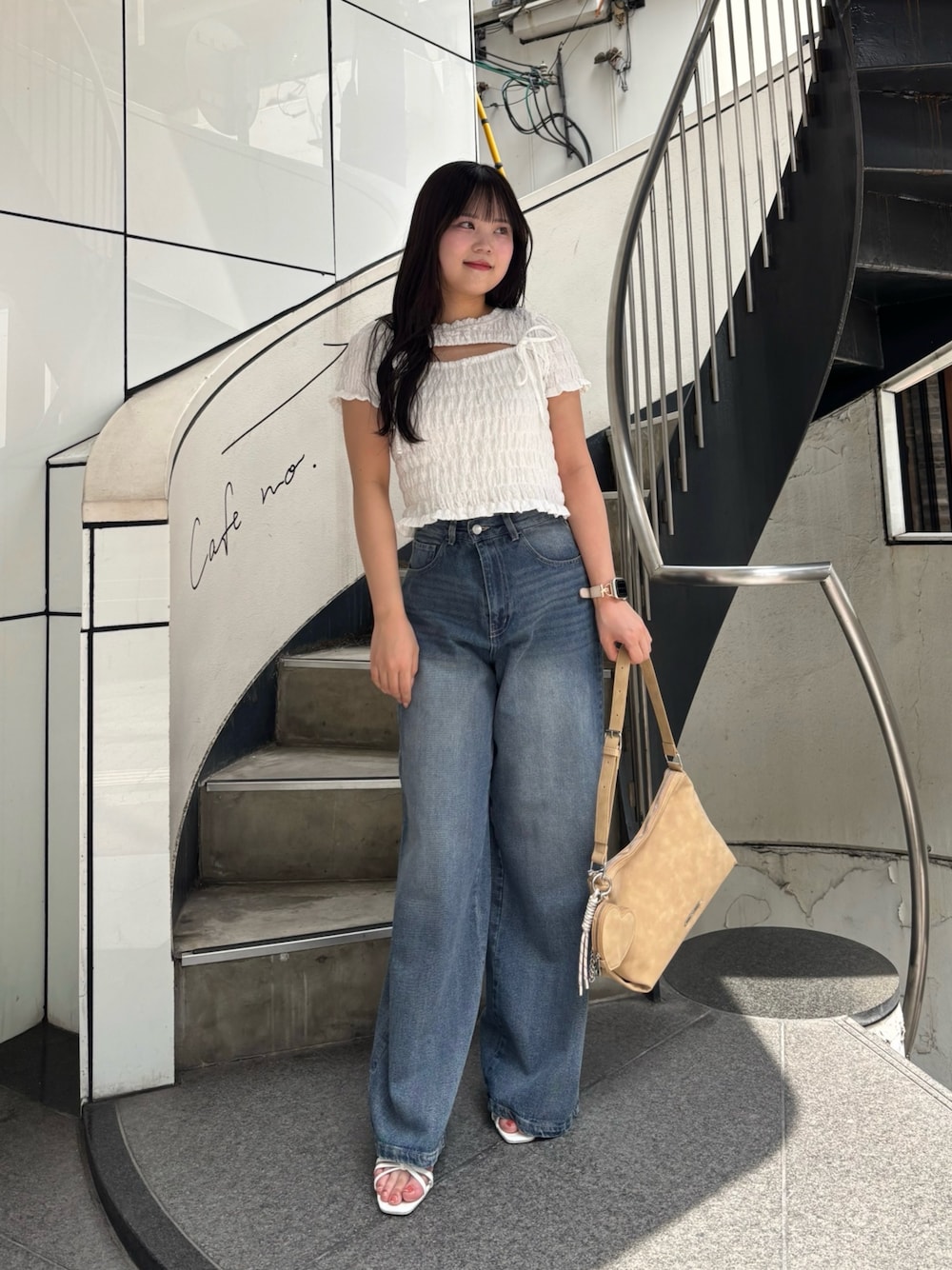 ホワイト系のTシャツ/カットソー、ブルー系のデニムパンツ、ホワイト系のサンダルを着用したレディースの春コーディネートの1枚目の写真