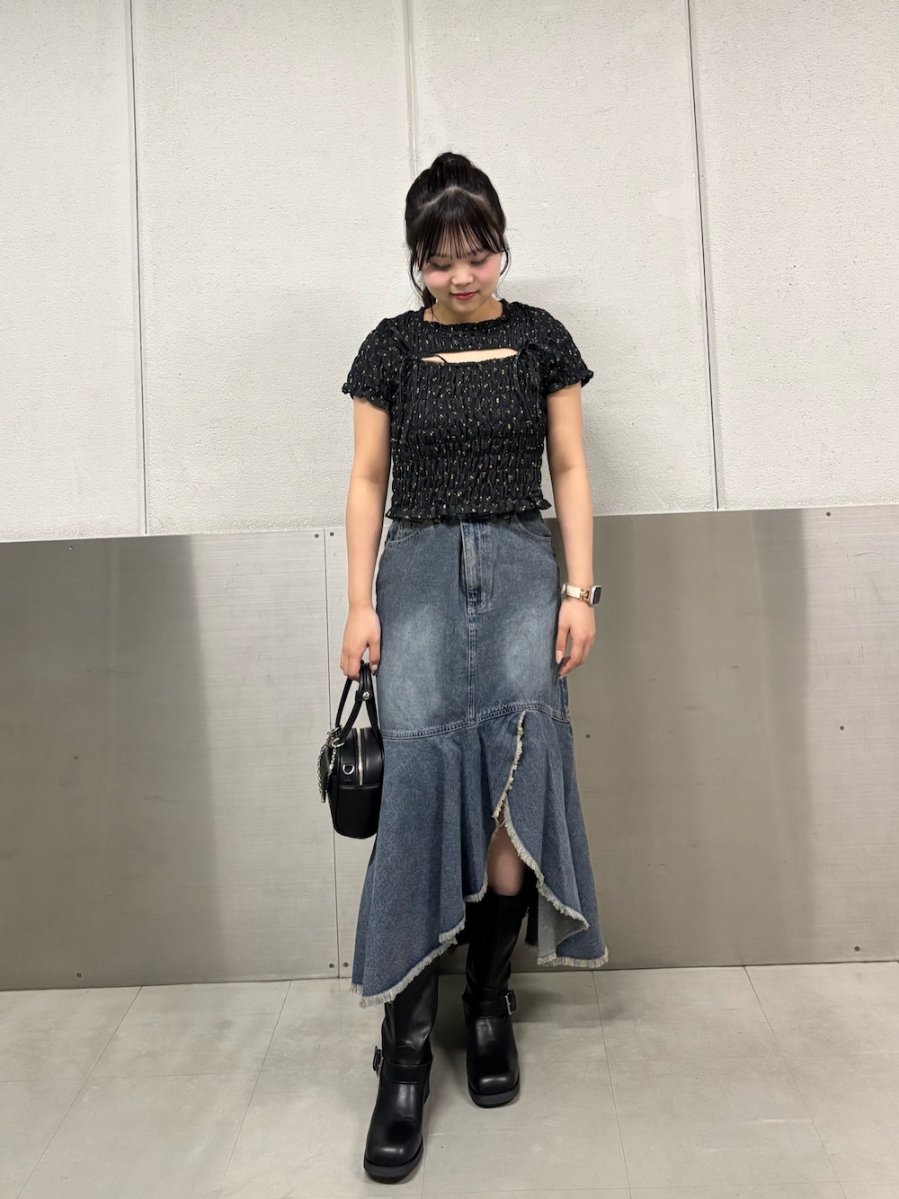 ブルー系のスカート、ブラック系のTシャツ/カットソー、ブラック系のボストンバッグを着用したレディースの夏コーディネートの1枚目の写真