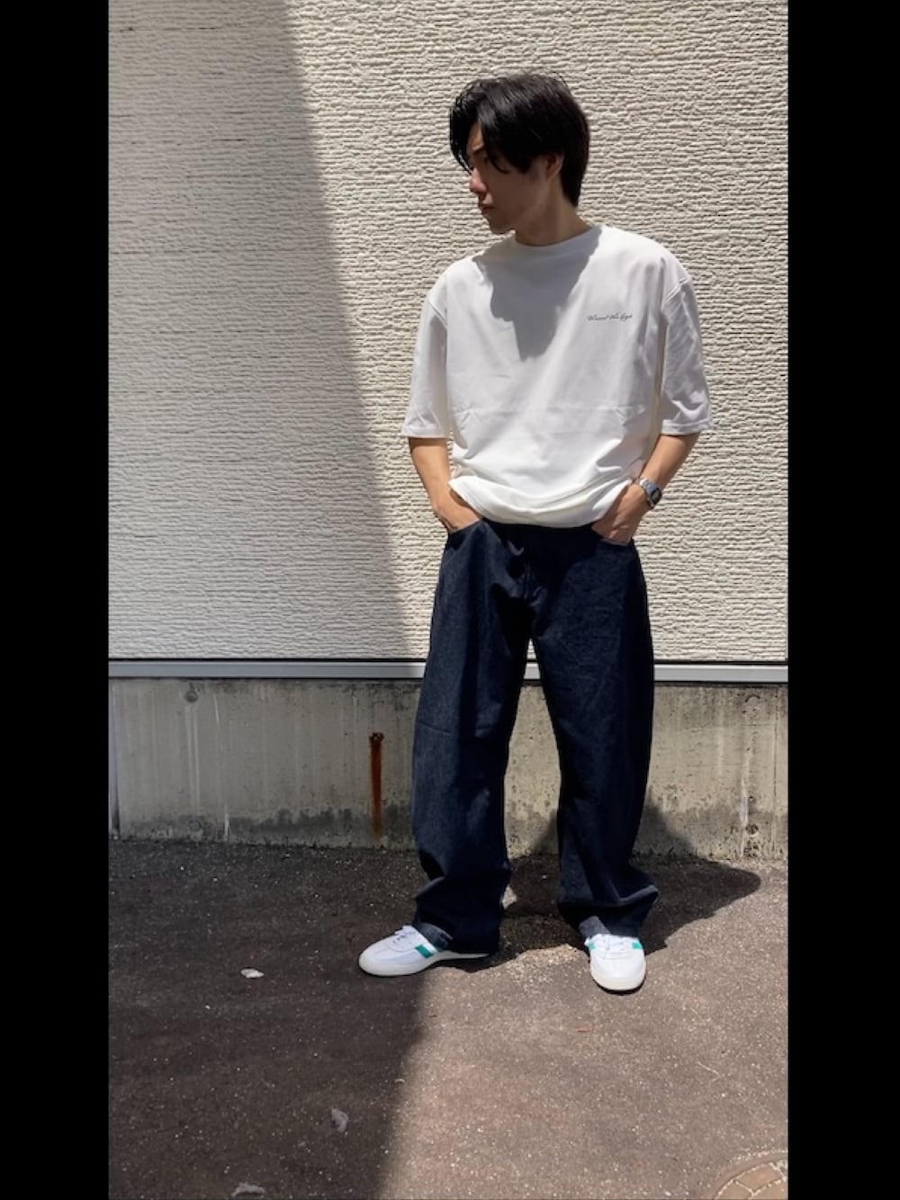 その他のTシャツ/カットソー、ブルー系のデニムパンツを着用したメンズの夏コーディネートの1枚目の写真