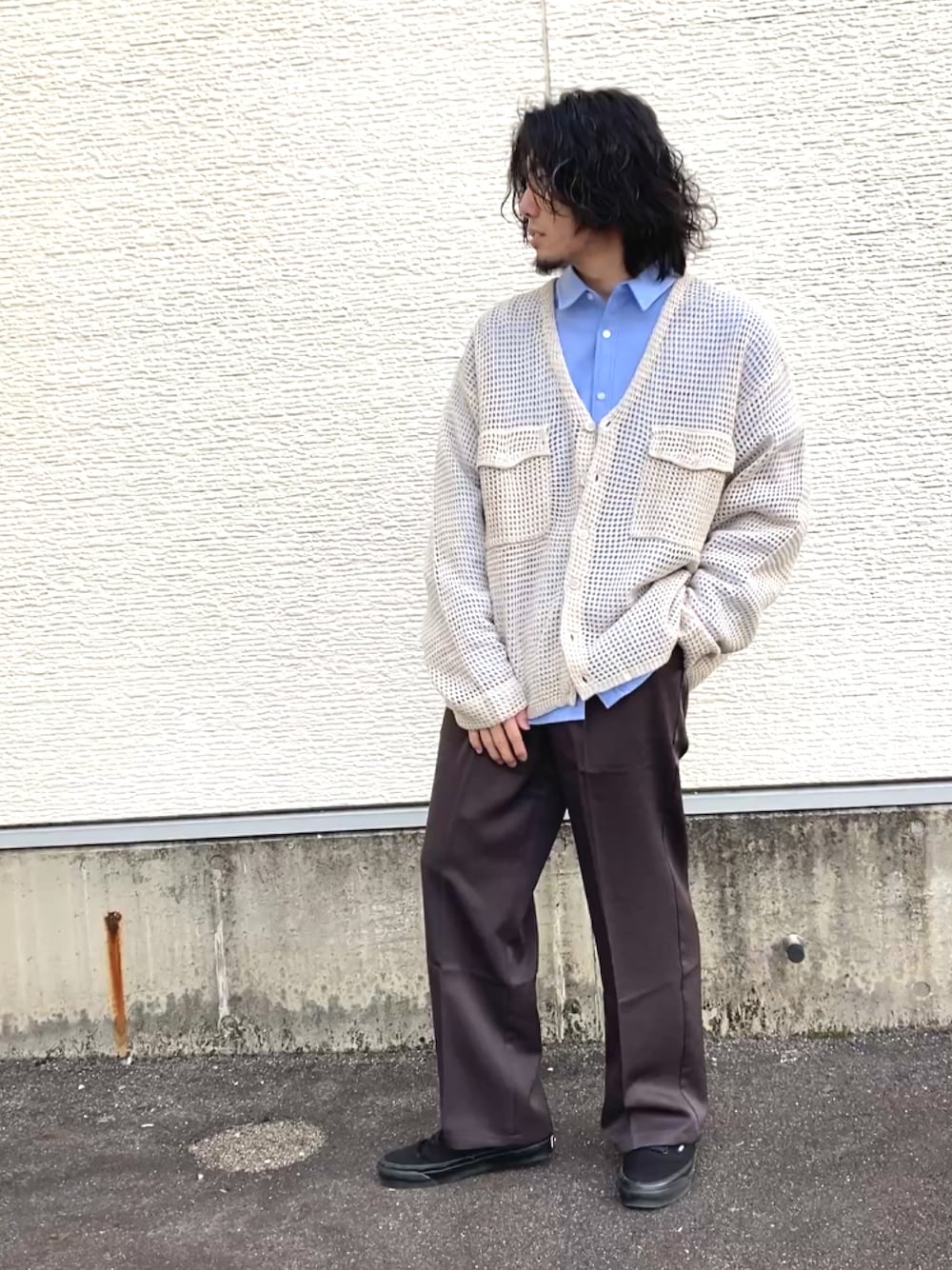 ブルー系のシャツ/ブラウス、ホワイト系のカーディガン/ボレロ、ブラック系のスラックスを着用したメンズの冬コーディネートの1枚目の写真