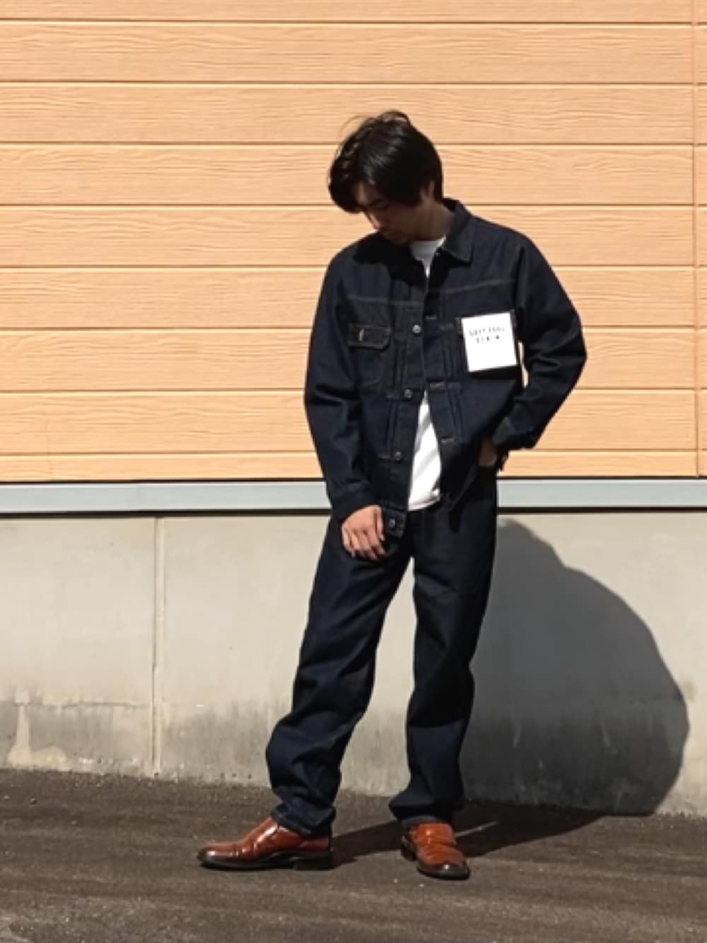 ブルー系のデニムジャケット、その他のTシャツ/カットソー、ブルー系のその他パンツを着用したメンズの夏コーディネートの1枚目の写真