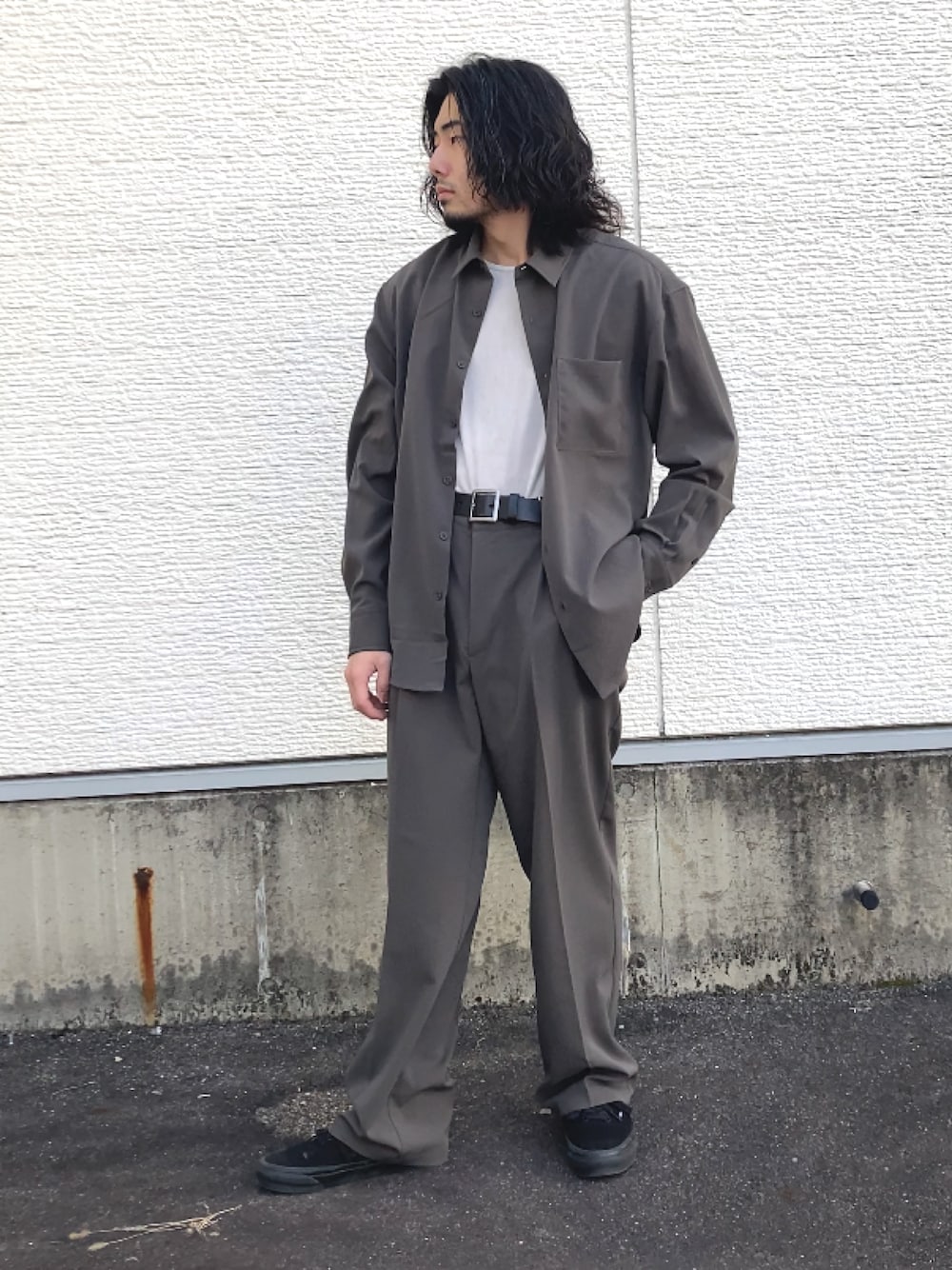 グリーン系のシャツ/ブラウス、グリーン系のその他パンツ、グレー系のTシャツ/カットソーを着用したメンズの春コーディネートの1枚目の写真