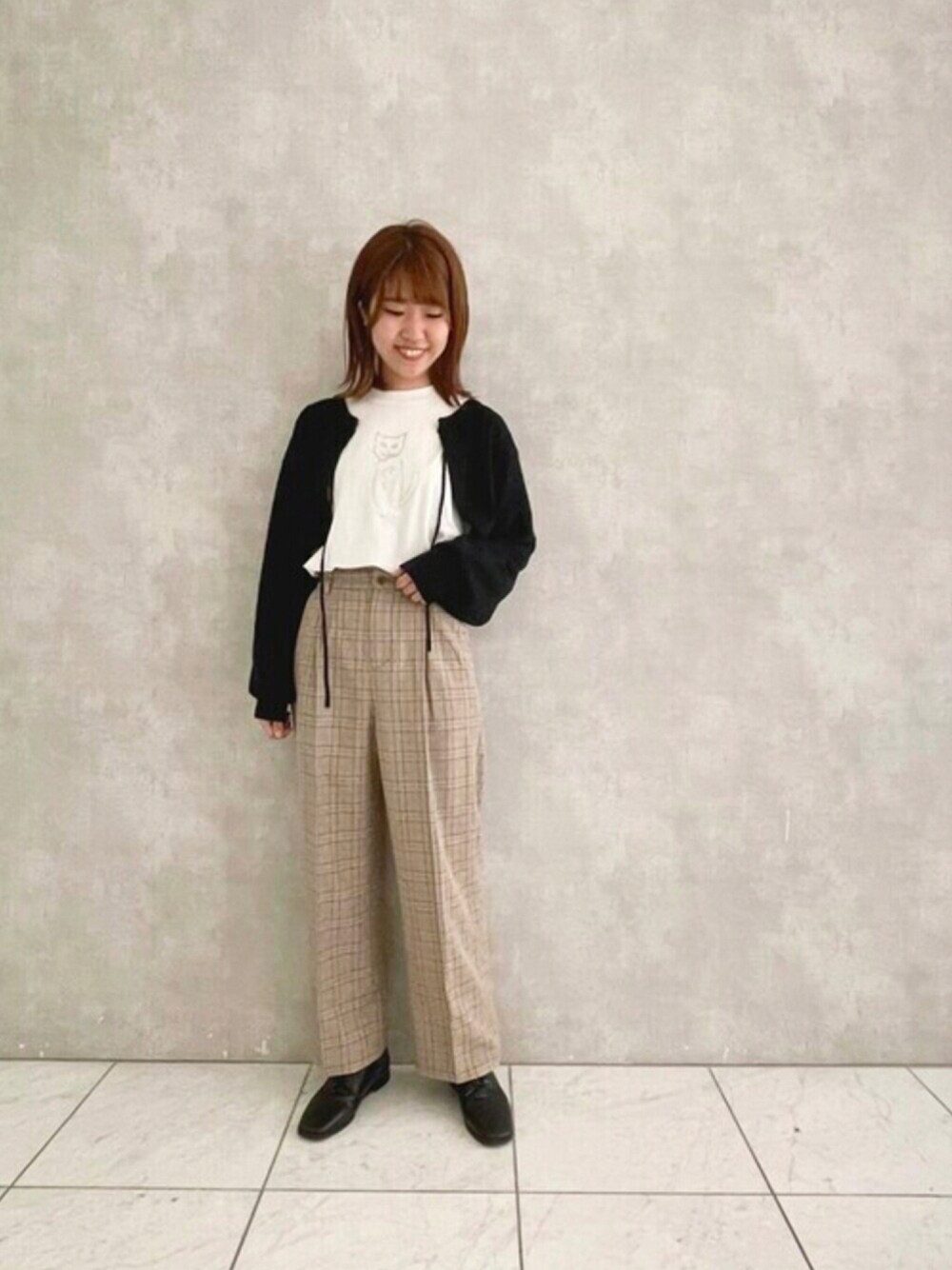 「ニットカーディガン、秋のコーデ、休日スタイル、チェックパンツ、pou dou dou、パンツスタイル、ネコ、秋服、ボレロ、プードゥドゥ」｜「POU DOU DOUのウエストフリルスラックスパンツ（その他パンツ、ブラウン系）」を使った、ヤマシタさん（レディース・163cm）の秋コーディネートの1枚目の写真