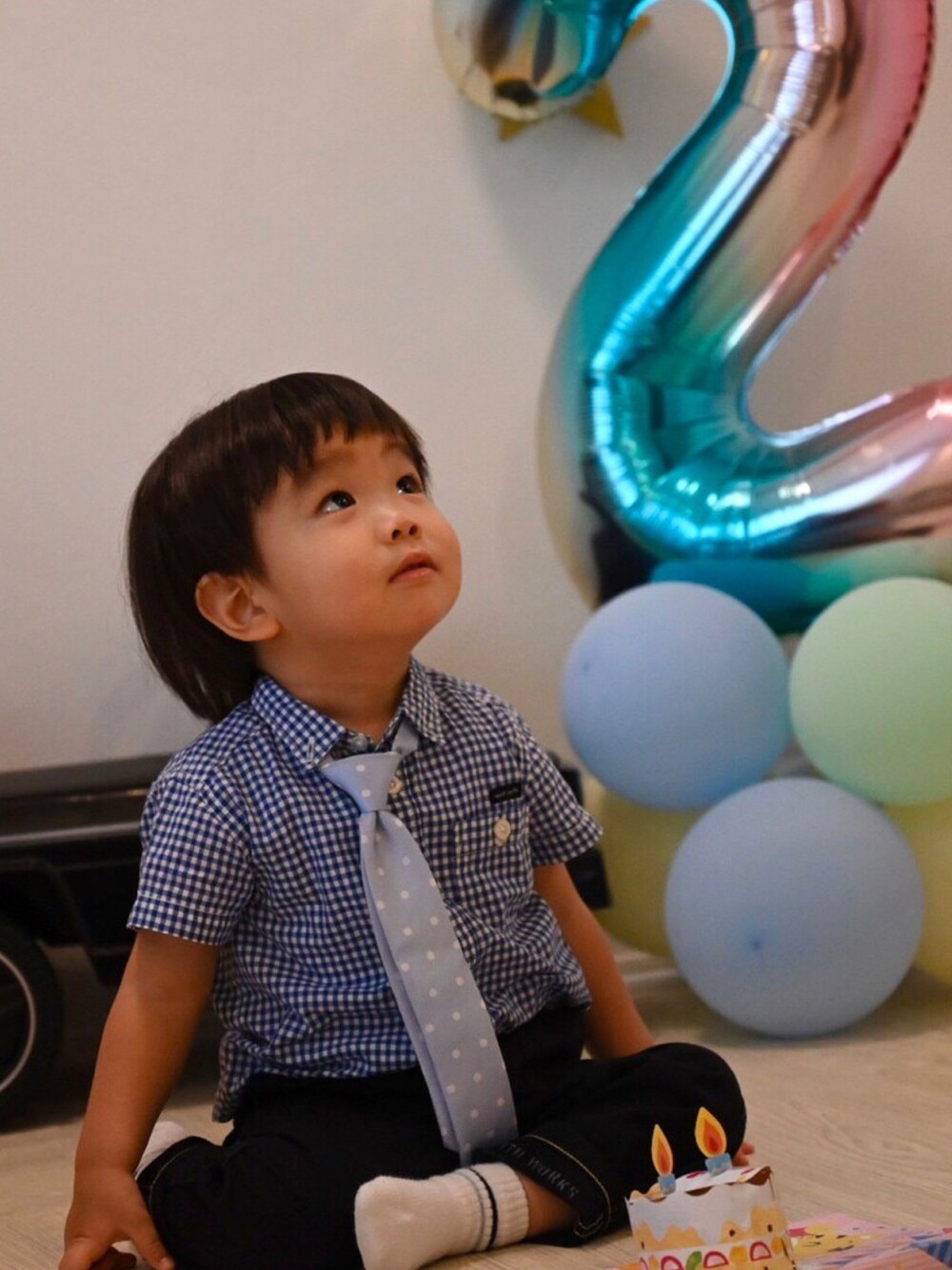 「チェックシャツ、誕生日、ネクタイ、2歳、フィス、quoti use fith」｜「quoti use fithのギンガムチェック 半袖シャツ（シャツ/ブラウス、ブルー系）」を使った、soootaさん（キッズ・80cm）の秋コーディネートの1枚目の写真