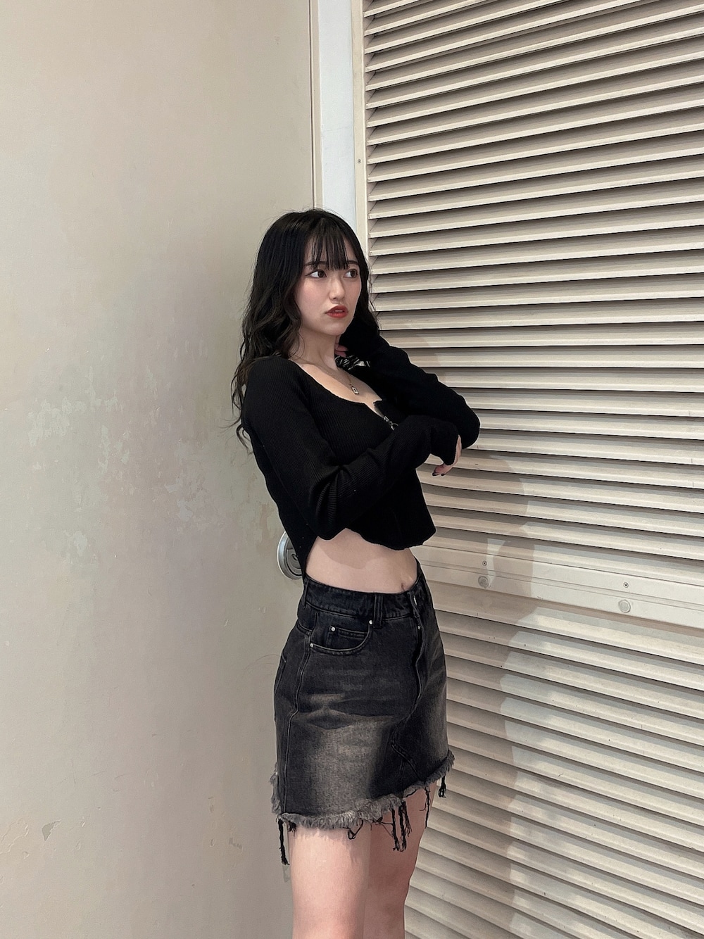 「大人カジュアル、秋先取りコーデ、お洒落さんとつながりたい、シンプルコーデ、オトナカジュアル、大人かわいい、ブラック、ブラックコーデ、デニムスカート、ダメージデニム、ショート丈トップス、ENVYM、envym_harajuku、ラフォーレ原宿、いいね、save、フォローお願いします🤑」｜「ENVYMのフロントＺＩＰリブＴＯＰＳ（Tシャツ/カットソー、ブラック系）」を使った、SAYAKA🌙さん（レディース・157cm）の秋コーディネートの1枚目の写真
