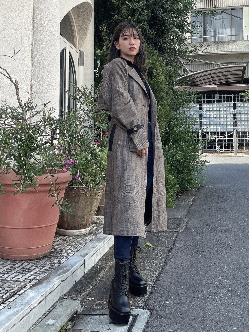 「秋のコーデ、大人カジュアル、大人コーデ、低身長、パンツコーデ、アウター、ブーツ、チェック、いいね、save、フォローお願いします🤑、おしゃれさんと繋がりたい、秋冬コーデ、トレンチコート、ENVYM、お洒落さんとつながりたい、envym_staff」｜「ENVYMのタックスリーブトレンチＣＴ（トレンチコート、その他）」を使った、SAYAKA🌙さん（レディース・155cm）の秋コーディネートの1枚目の写真