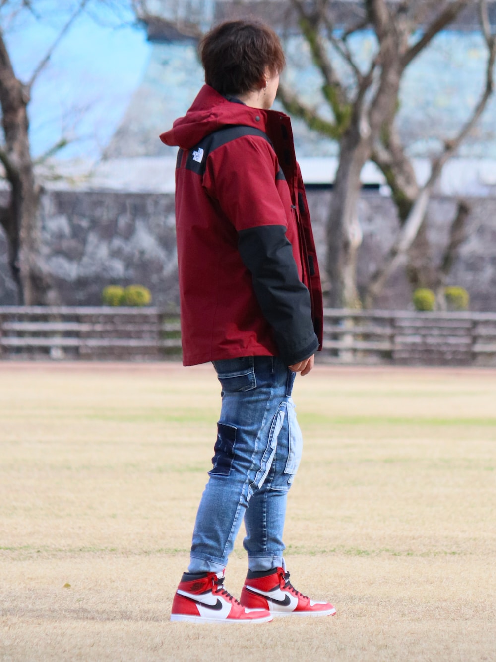 「ノースフェイス、ナイキ、エアジョーダン1、エアジョーダン1 シカゴ」｜「THE NORTH FACEのTHE NORTH FACE MOUNTAIN JACKET / ザ・ノース・フェイス マウンテンジャケット（マウンテンパーカー、レッド系）」を使った、tsuyoponshowさん（メンズ・172cm）の冬コーディネートの1枚目の写真