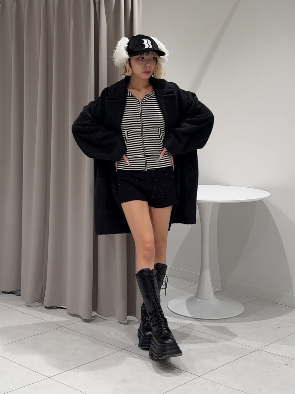 ブラック系のピーコート、グレー系のパーカー、ブラック系のその他パンツを着用したレディースの秋コーディネートの1枚目の写真