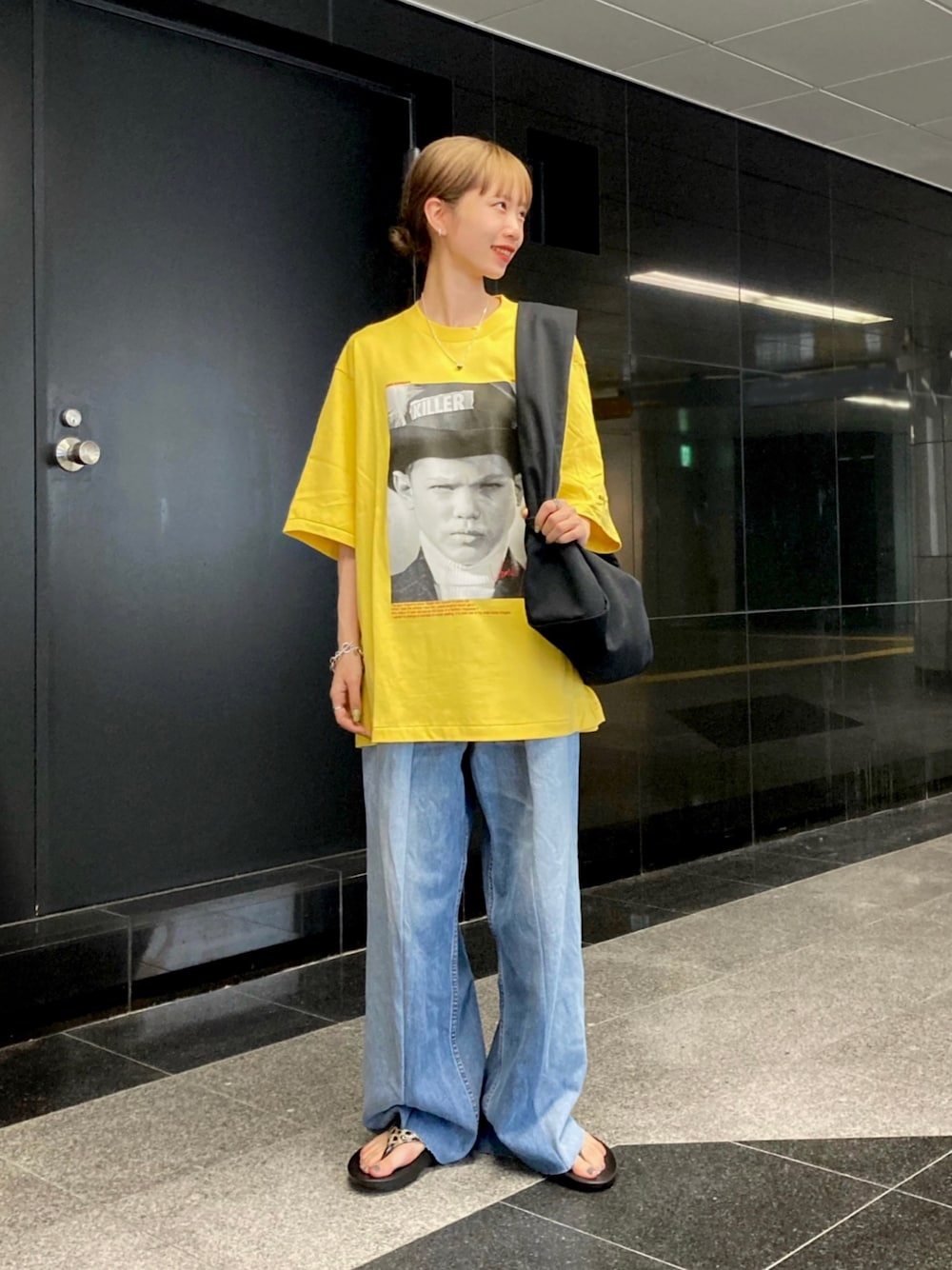 その他のサンダル、イエロー系のTシャツ/カットソー、ブラック系のショルダーバッグを着用したレディースの夏コーディネートの1枚目の写真
