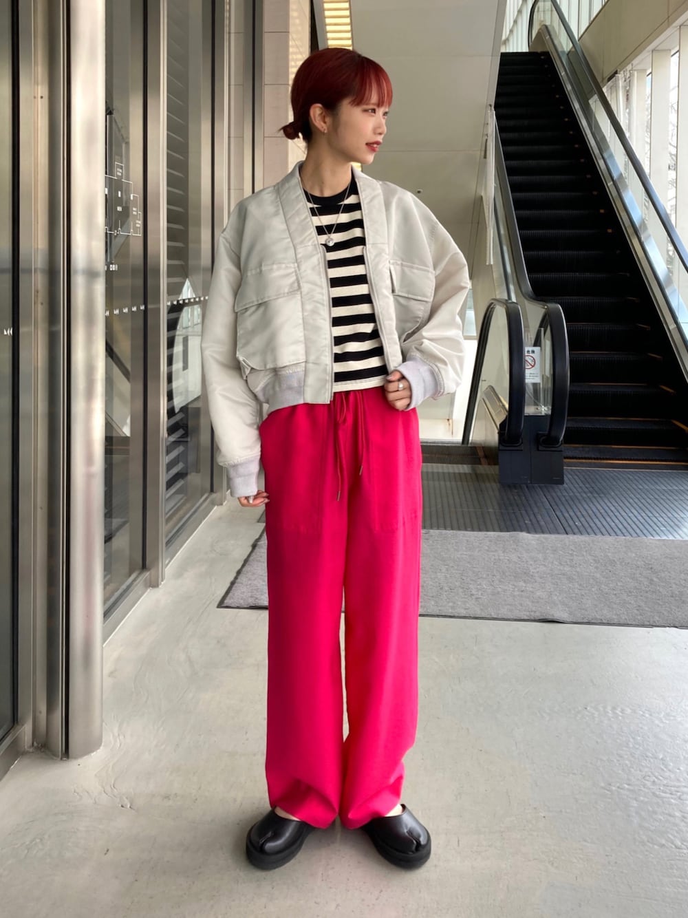 ピンク系のその他パンツ、グレー系のブルゾン、ブラック系のシューズを着用したレディースの春コーディネートの1枚目の写真