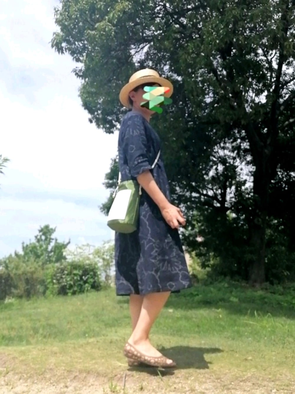 「ラフ、夏、スカート、麦わら帽子、カンカン帽、ワンピース、今日のコーデ、巾着バッグ」｜「無のキッズカンカン帽（ハット、ベージュ系）」を使った、めほんさん（レディース・161cm）の夏コーディネートの1枚目の写真