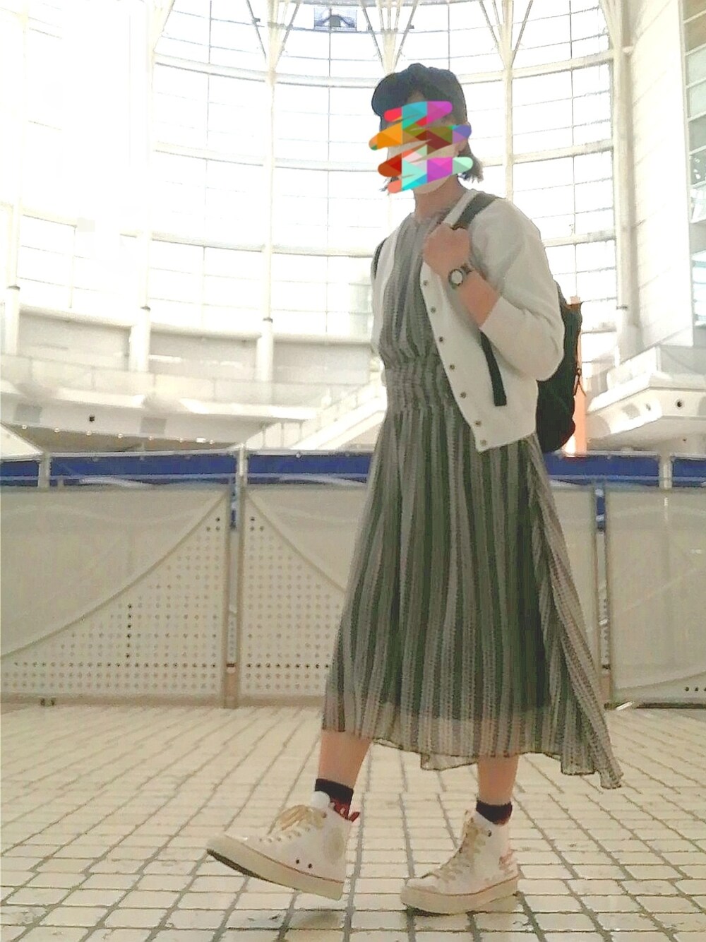「ごきげんウィーク、スニーカーコーデ、着回しコーデ、大人女子、ママファッション、モノトーン、コンバース、キャップ、白カーディガン、メガネ女子」｜「Fairycrossのアイテム（カーディガン/ボレロ、ホワイト系）」を使った、めほんさん（レディース・161cm）の春コーディネートの1枚目の写真