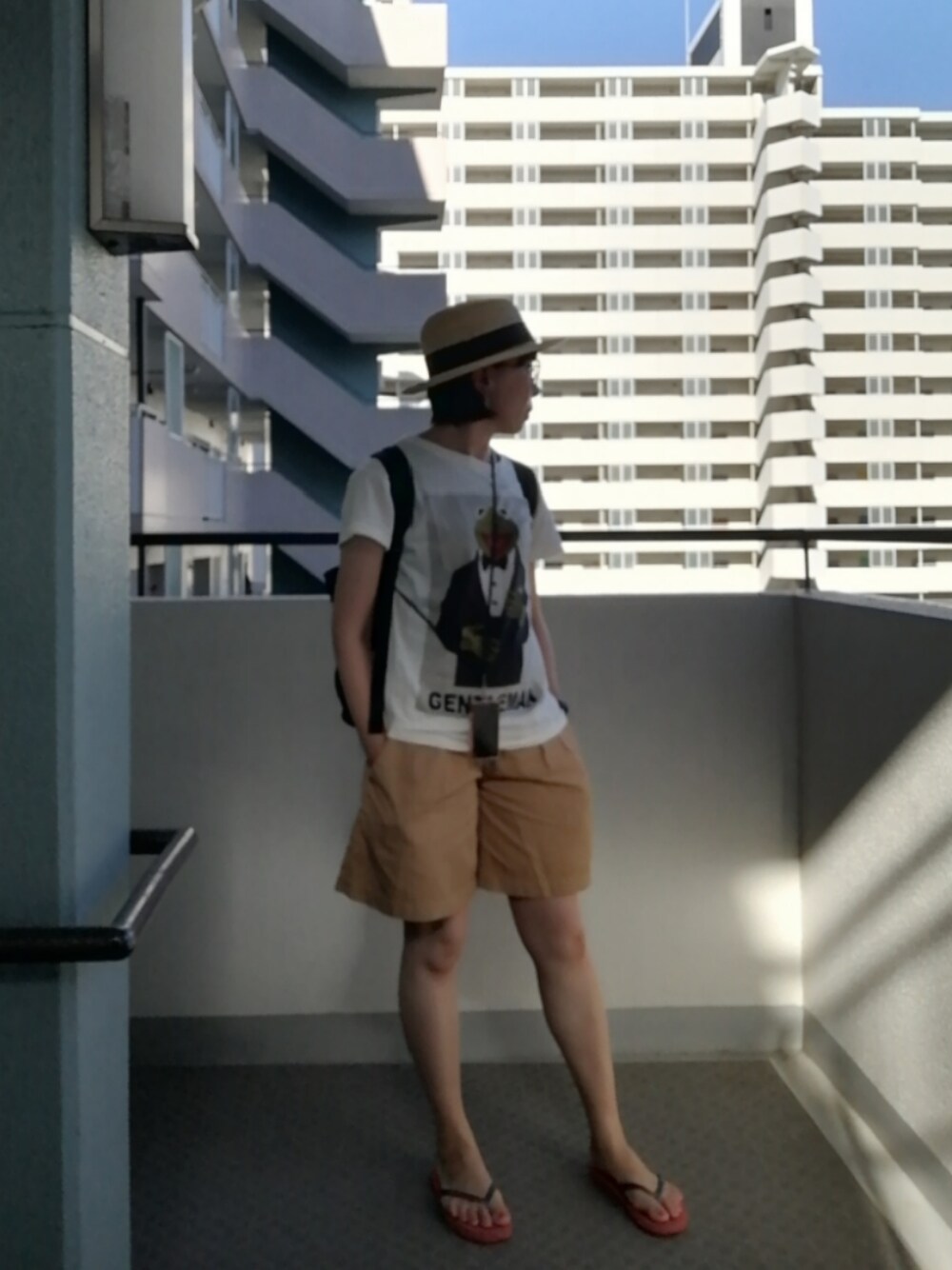 「夏コーデ、大人カジュアル、パンツスタイル、Tシャツ、今日のコーデ、夏ファッション、カンカン帽」｜「LAGUNAMOONのアイテム（Tシャツ/カットソー、ホワイト系）」を使った、めほんさん（レディース・161cm）の夏コーディネートの1枚目の写真