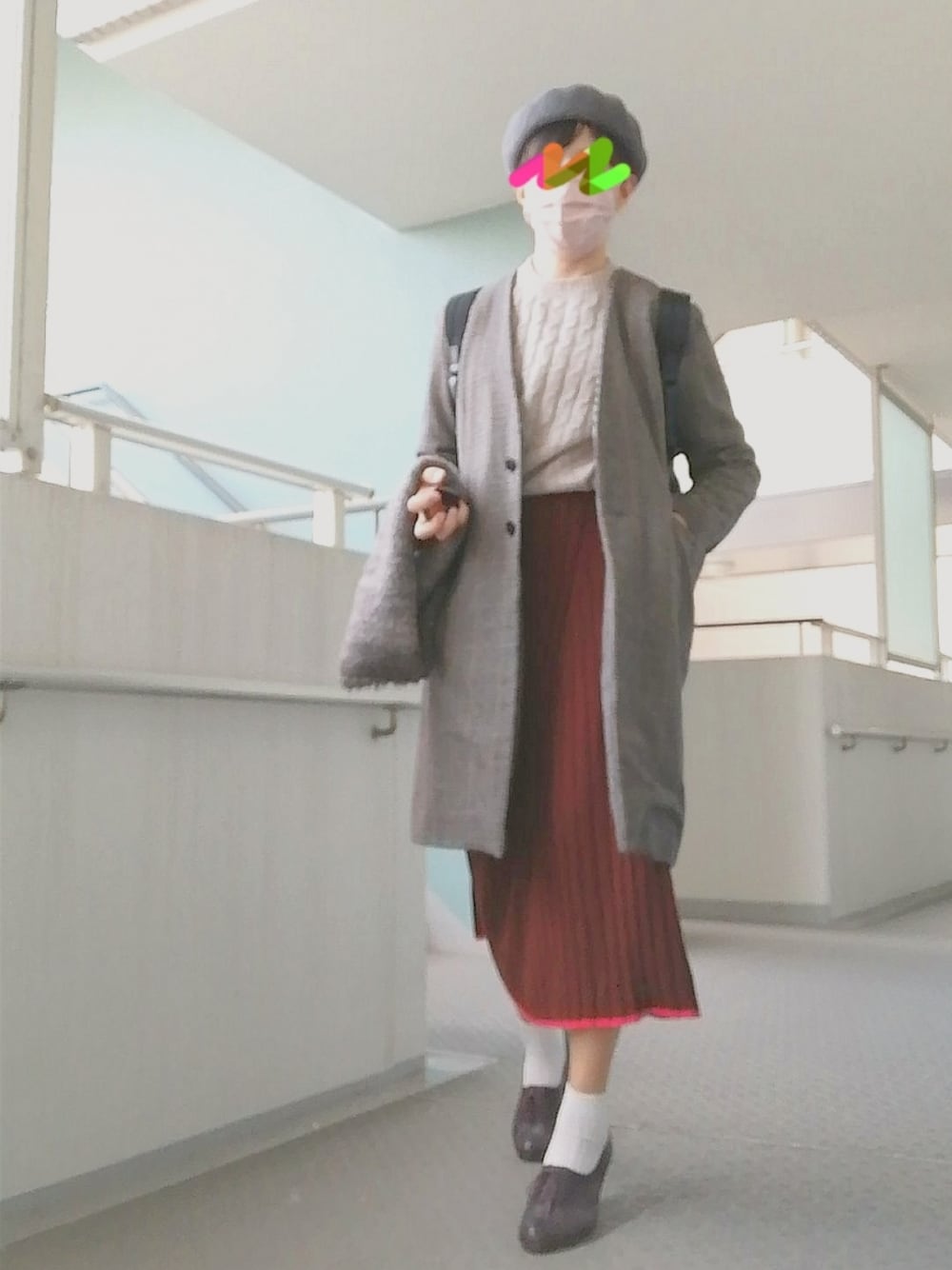 「冬、シンプルコーデ、オトナ女子、スカートスタイル、ブラウン、ノーカラーコート、ニットスカート、ベレー帽、スニーカーコーデ、白ソックス、ママコーデ」｜「no brandのアイテム（ハンチング/ベレー帽、グレー系）」を使った、めほんさん（レディース・161cm）の冬コーディネートの1枚目の写真