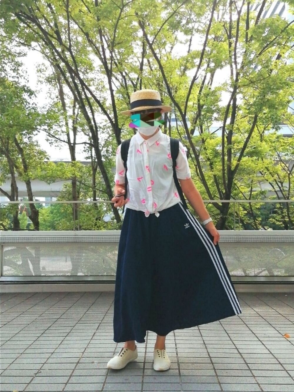 「大人カジュアル、カジュアルコーデ、スカート、夏コーデ、麦わら帽子、カンカン帽、ブラウス、数字柄、今日のコーデ」｜「ヒラキのアイテム（スリッポン、ホワイト系）」を使った、めほんさん（レディース・161cm）の夏コーディネートの1枚目の写真