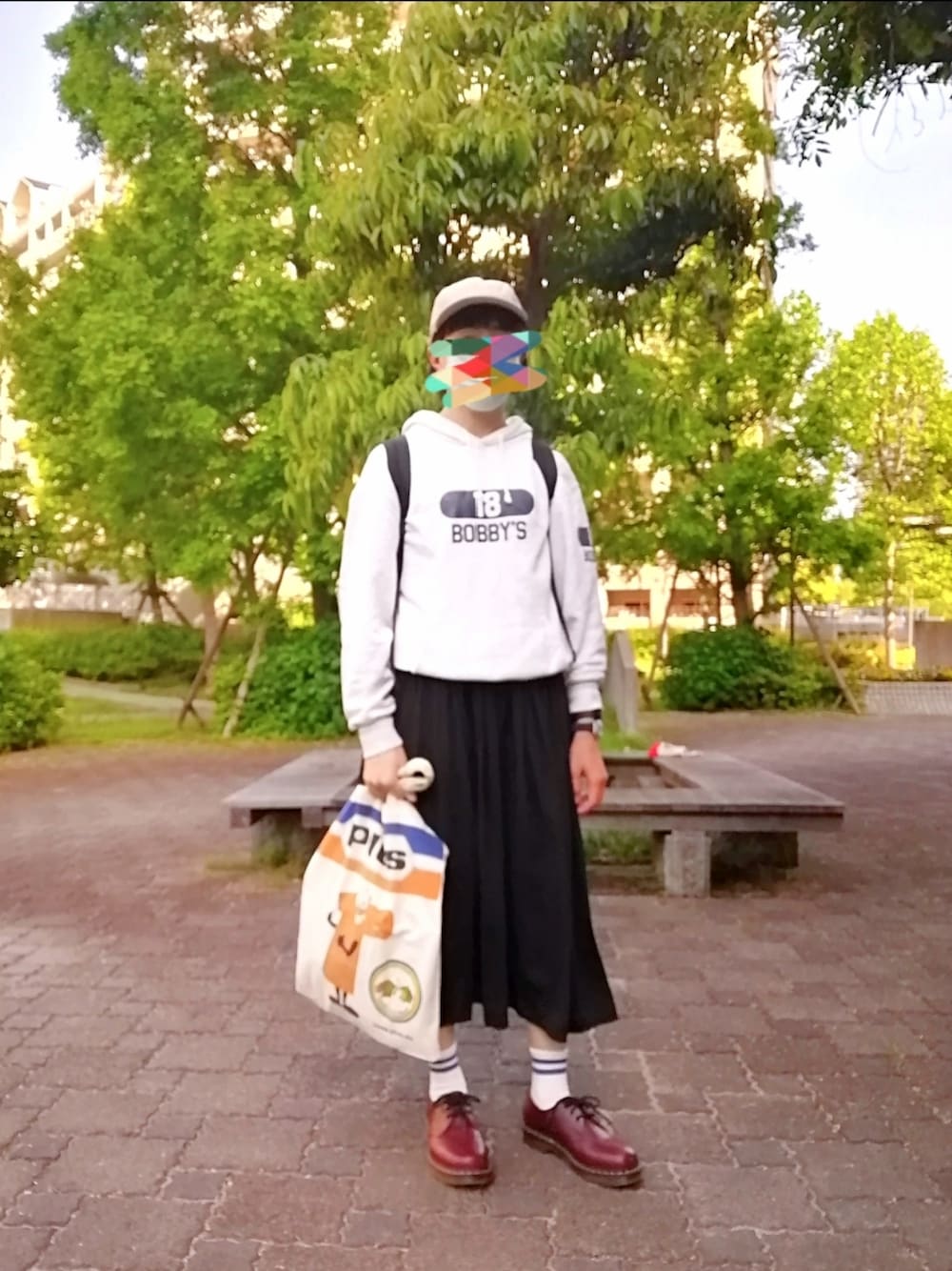「ラクチンコーデ、ブラック、パーカー、ロングスカート、体型カバー、キャップ」｜「Dr. MartensのDr.Martens/ドクターマーチン/1461 SMOOTH 3EYE GIBSON 3ホール ギブソン（ブーツ、レッド系）」を使った、めほんさん（レディース・161cm）の春コーディネートの1枚目の写真
