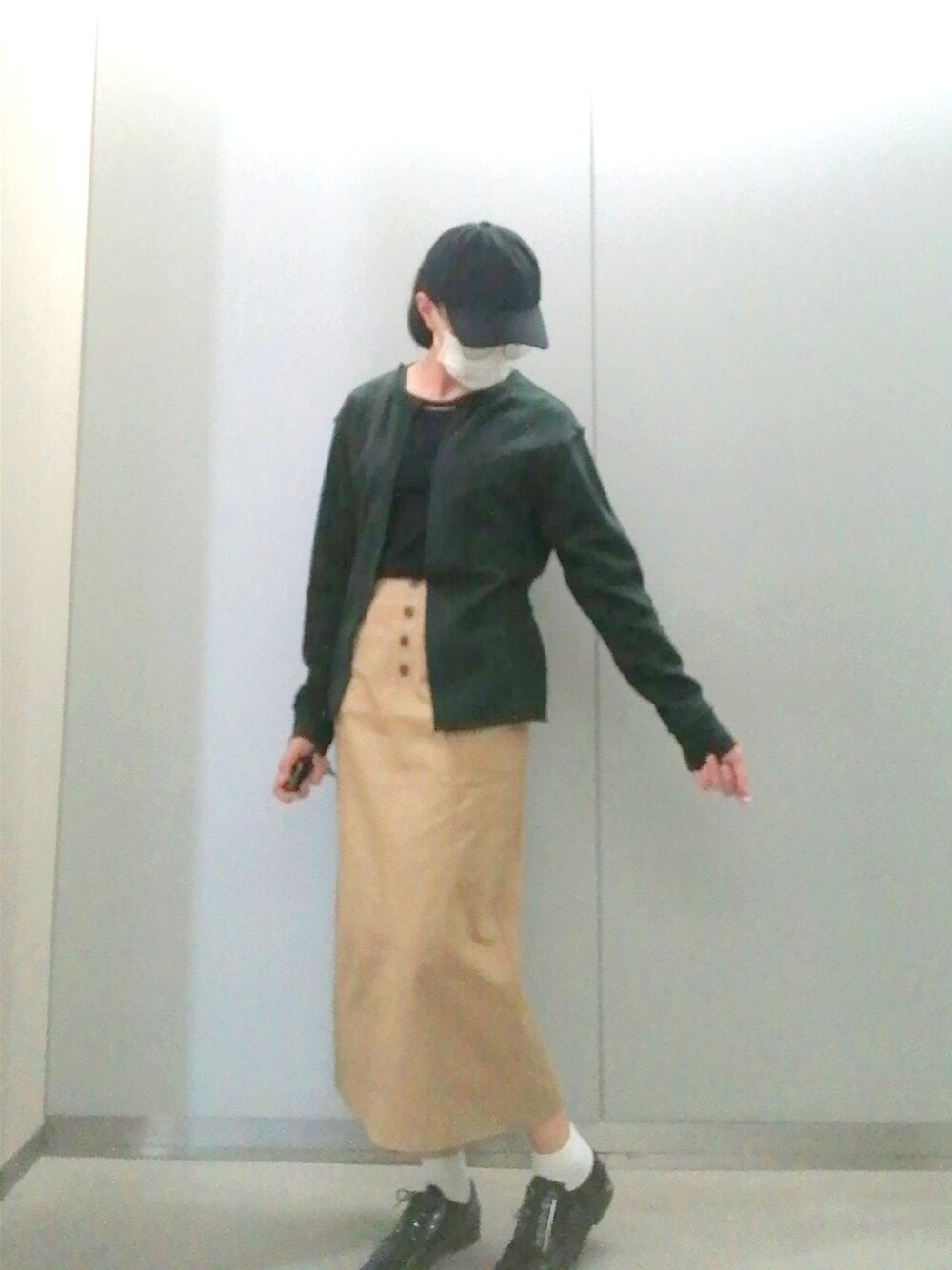 「WEARハロウィン2022、秋ルック紹介するよ、秋冬コーデ、大人かわいい、シンプル、秋カラー、秋服コーデ、ベージュ、スカート、ママファッション、タイトスカート、キャップ、めがね、大人カジュアル、プチプラ」｜「NINE WESTのアイテム（ドレスシューズ、ブラック系）」を使った、めほんさん（レディース・161cm）の秋コーディネートの1枚目の写真