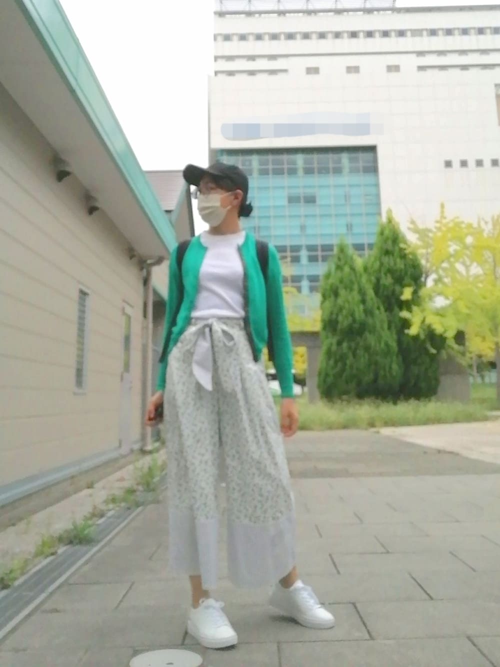 「オトナカジュアル、カジュアル、スニーカーコーデ、キャップ、大人女子、メガネ女子、花柄」｜「G.V.G.V.のLIBERTY FLORAL PRINT PALAZZO TROUSERS（その他パンツ、ホワイト系）」を使った、めほんさん（レディース・161cm）の秋コーディネートの1枚目の写真