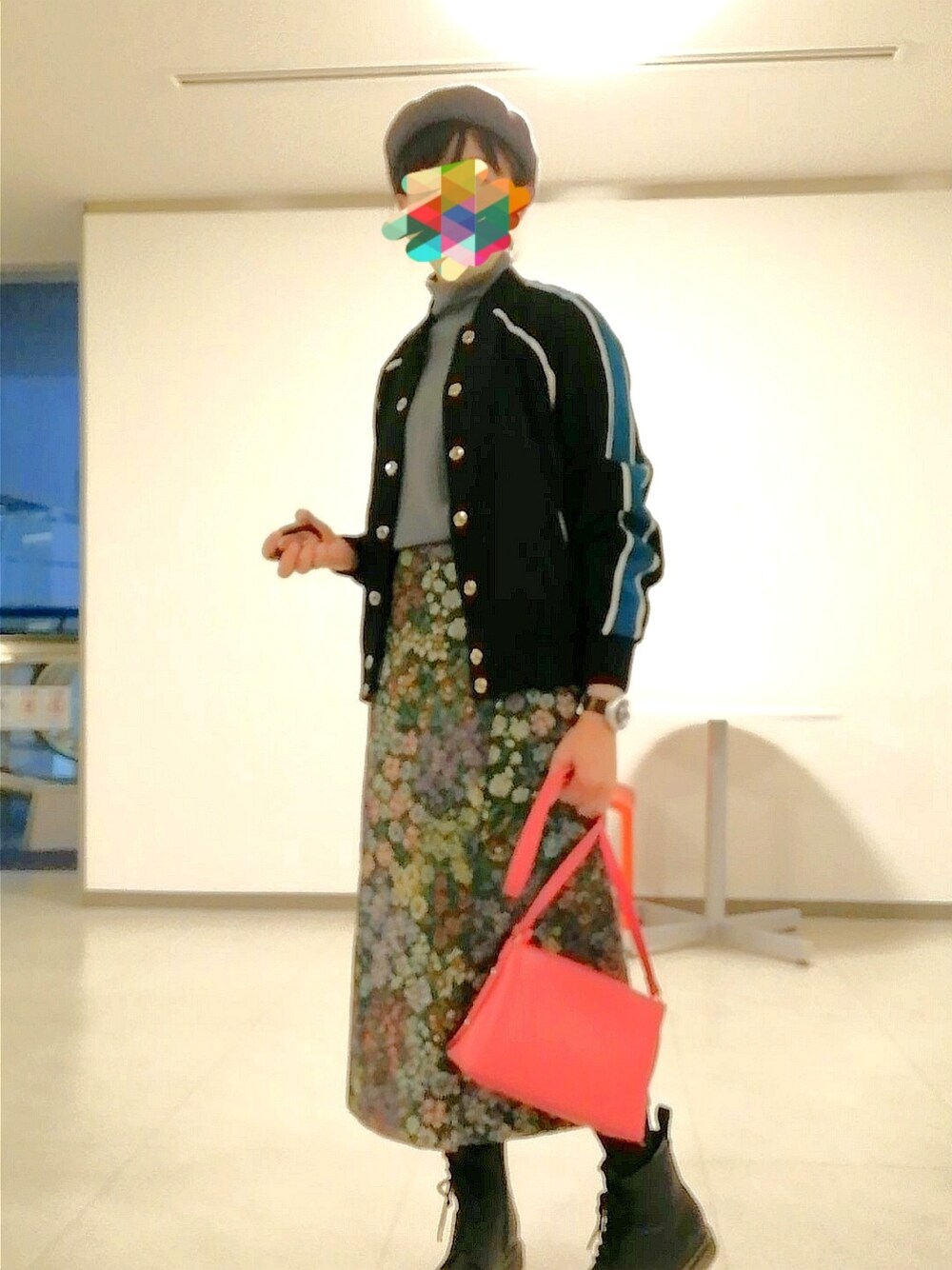 「大人女子、休日スタイル、ロングスカート、ママコーデ、ベレー帽、ニットワンピース、オトナカワイイ、花柄」｜「no brandのアイテム（ハンチング/ベレー帽、グレー系）」を使った、めほんさん（レディース・161cm）の春コーディネートの1枚目の写真