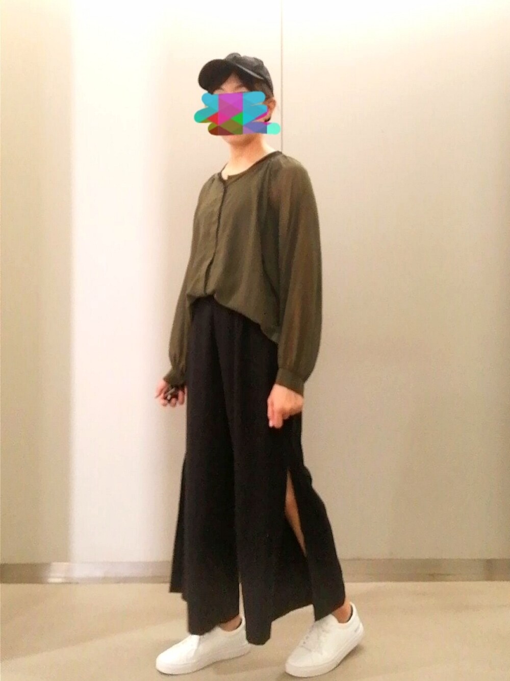 「シンプルコーデ、スニーカー、秋コーデ、秋服準備はじめました、プチプラコーデ、オトナ女子、キャップ、秋ルック紹介するよ、パンツスタイル、スリット、シンプル、スリットパンツ」｜「Raffiaのアイテム（シャツ/ブラウス、グリーン系）」を使った、めほんさん（レディース・161cm）の秋コーディネートの1枚目の写真