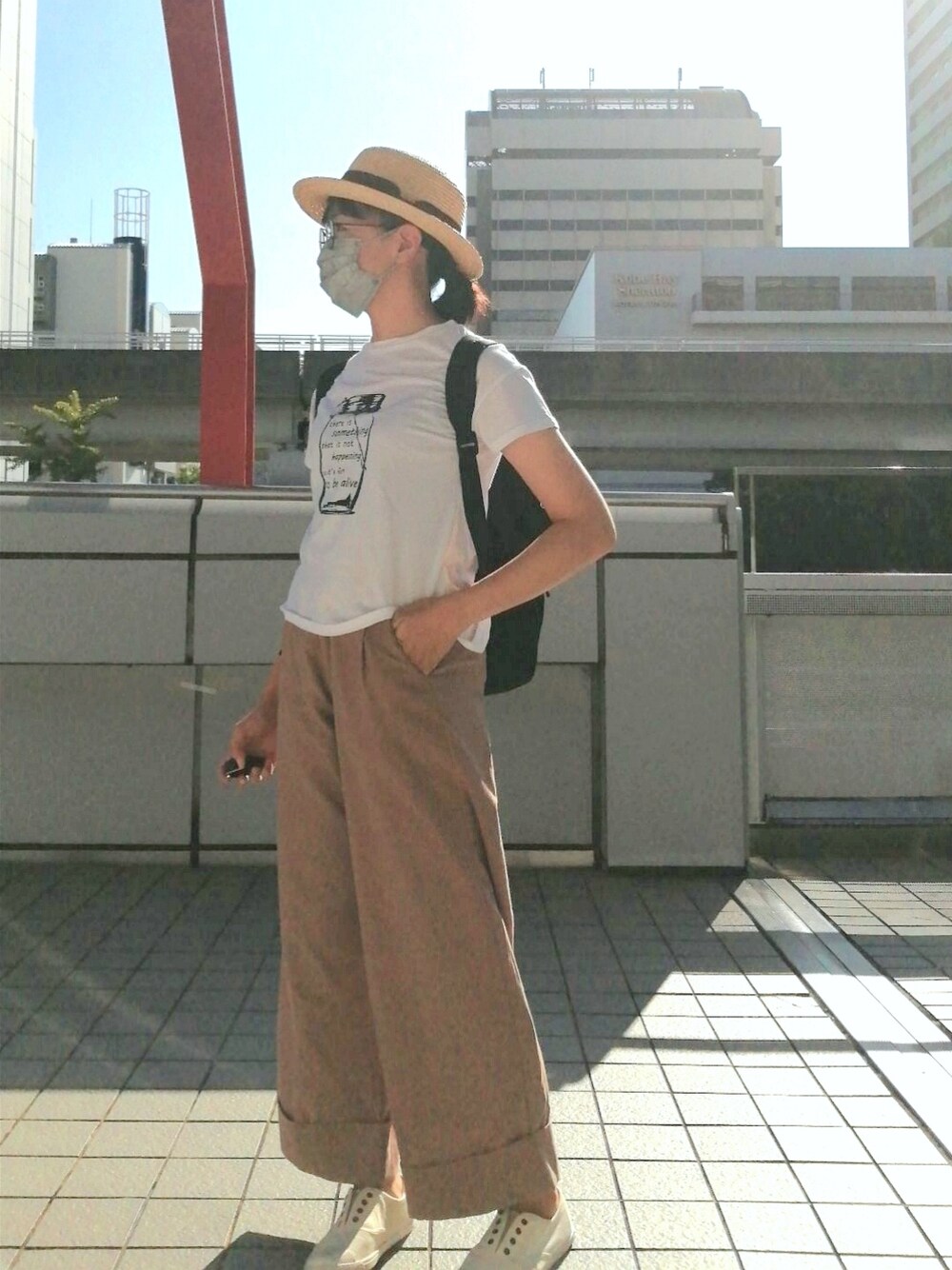 「シンプル、カンカン帽、メガネ女子、ワイドパンツ、夏コーデ、白Tシャツ、オトナカジュアル、オトナ女子、ゆるコーデ、プチプラ」｜「Fairycrossのアイテム（パンツ、ブラウン系）」を使った、めほんさん（レディース・161cm）の秋コーディネートの1枚目の写真
