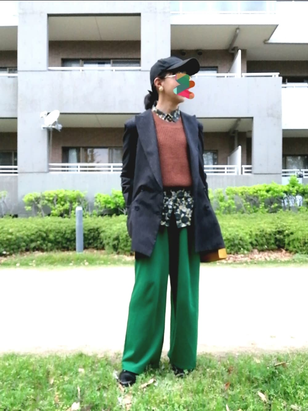 「大人カジュアル、春服コーデ、大人コーデ、花柄、グリーンパンツ、ニットベスト」｜「garcon la raisonのアイテム（パンツ、グリーン系）」を使った、めほんさん（レディース・161cm）の春コーディネートの1枚目の写真
