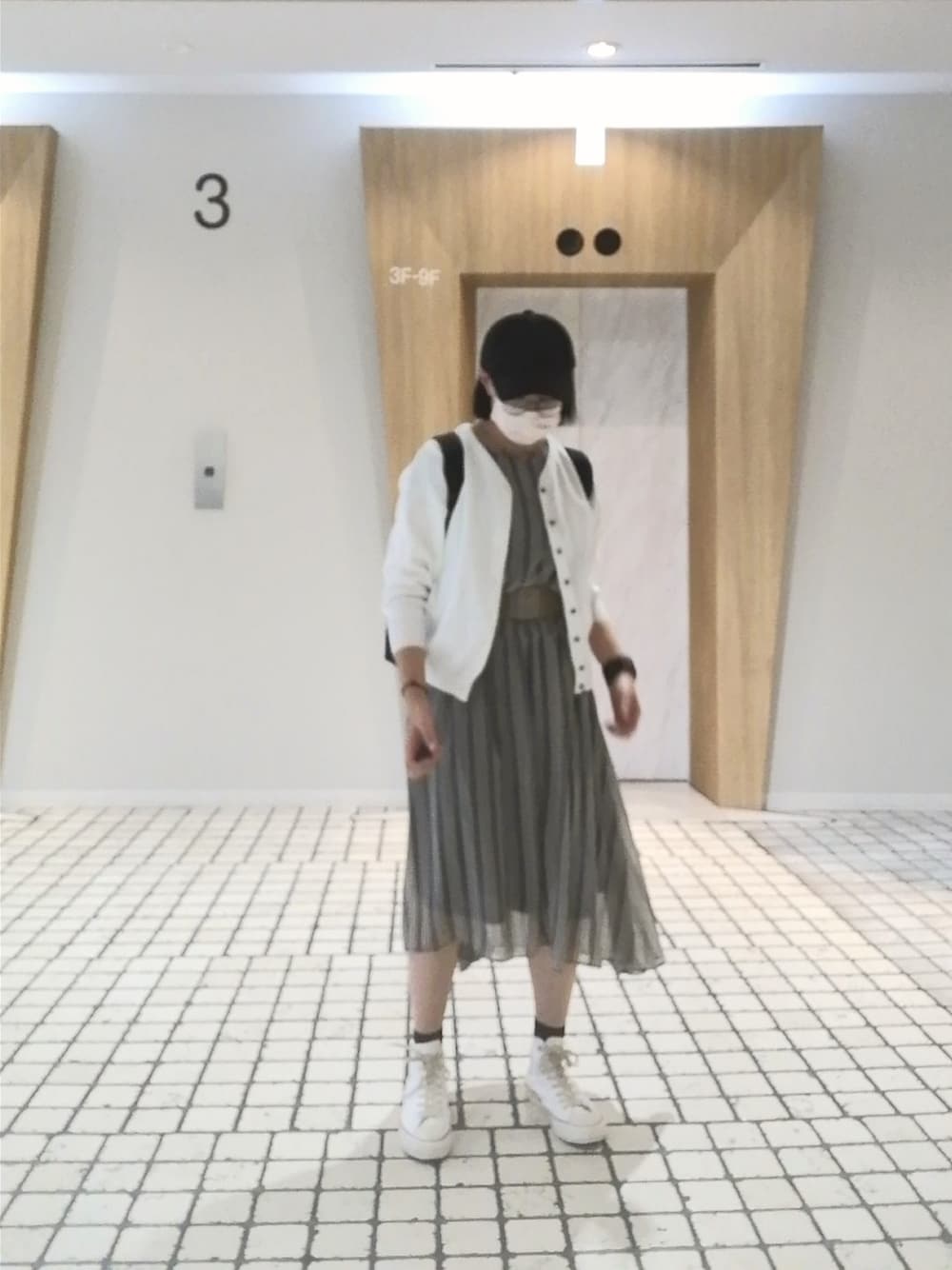 「秋コーデ、オトナカジュアル、オトナ女子、キャップ、コンバース、プチプラ、カーディガン、ママコーデ、着回しコーデ、めがね」｜「CONVERSE ALL STARのコンバース オールスター100 スペーススーツ（スニーカー、ホワイト系）」を使った、めほんさん（レディース・161cm）の冬コーディネートの1枚目の写真