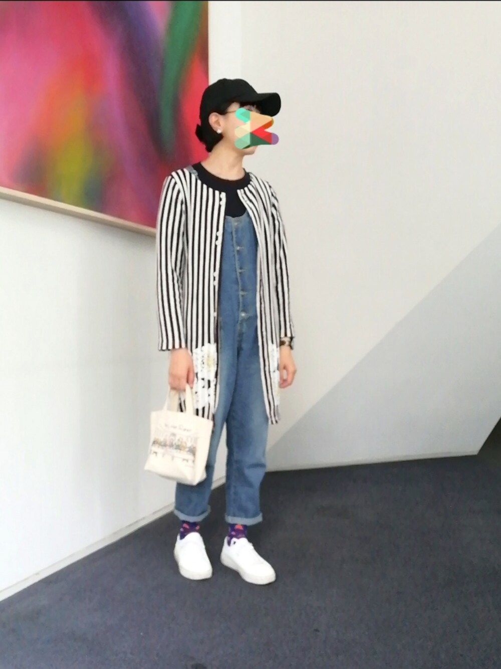「今日のコーデ、デニムサロペット、春服コーデ、ゆるコーデ、大人女子、オトナ女子、スニーカー女子、白スニーカー、キャップ、オーバーオール」｜「14+のバックリボンキャップ（キャップ、ブラック系）」を使った、めほんさん（レディース・161cm）の春コーディネートの1枚目の写真