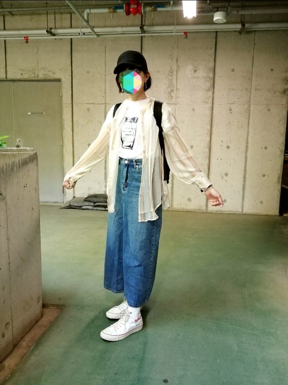 「休日コーデ、カジュアルコーデ、オトナ女子、キャップ、着回しコーデ、デニムコーデ、ロングスカート、デニムスカート、コンバース、NASA」｜「CONVERSE ALL STARのコンバース オールスター100 スペーススーツ（スニーカー、ホワイト系）」を使った、めほんさん（レディース・161cm）の春コーディネートの1枚目の写真