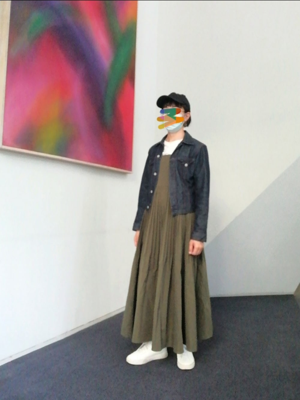 「大人コーデ、オトナカジュアル、メガネ女子、ワントーンコーデ、デニムジャケット、マキシ丈ワンピース」｜「INDIVIのアイテム（デニムジャケット、ブルー系）」を使った、めほんさん（レディース・161cm）の春コーディネートの1枚目の写真