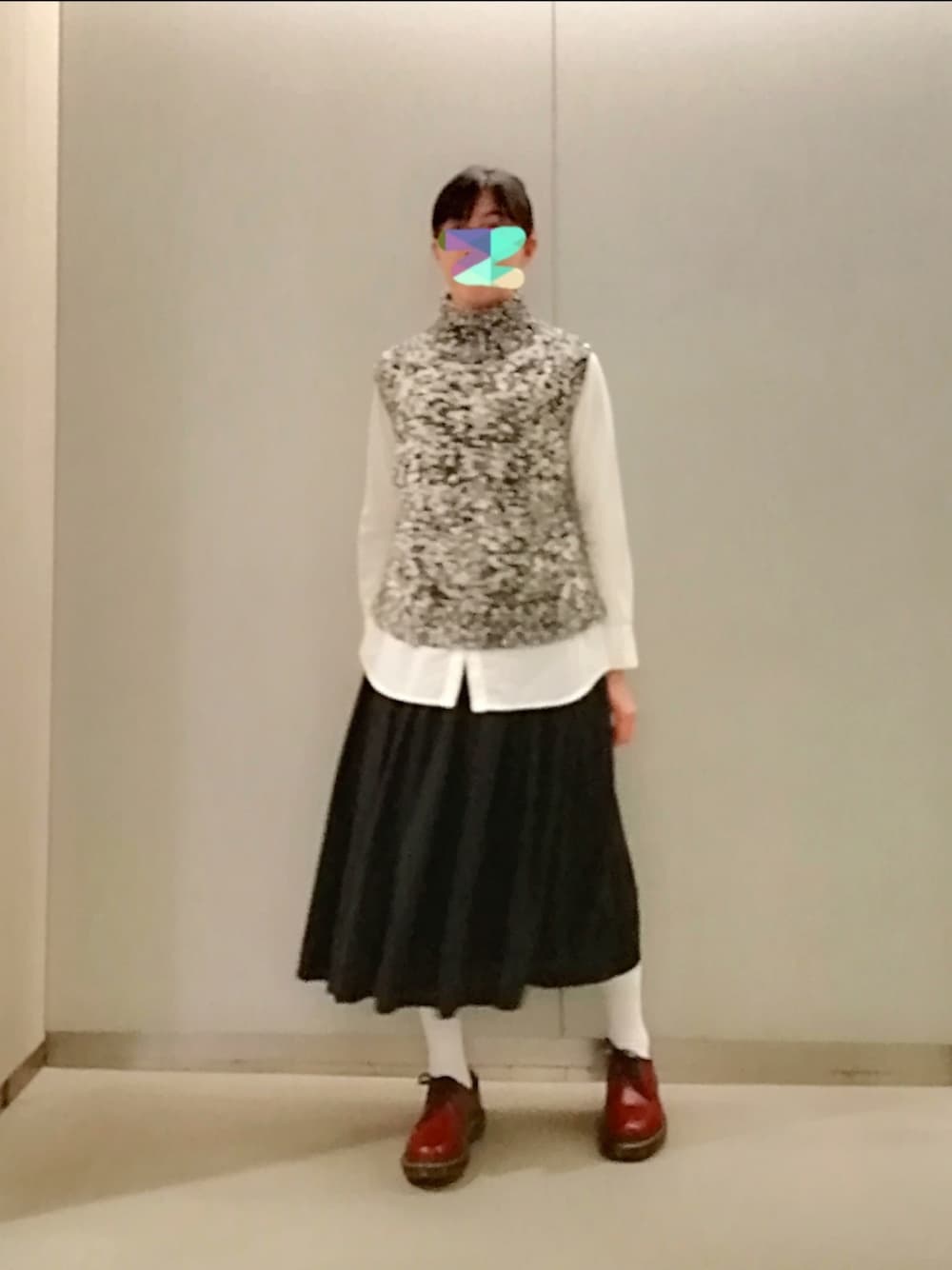 「お出かけコーデ、大人カジュアル、ニットベスト」｜「no brandのアイテム（スカート、ブラック系）」を使った、めほんさん（レディース・161cm）の春コーディネートの1枚目の写真