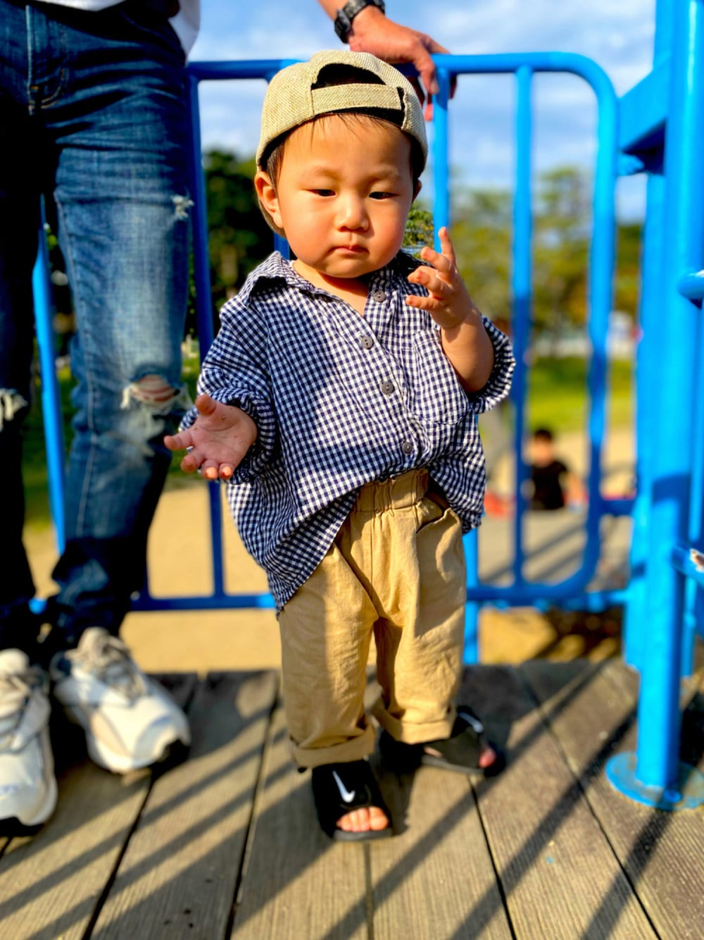 「チェック、NIKE、チノパン、プチプラ、リネン、韓国子供服、男の子コーデ、秋コーデ、キッズファッション、シャツインコーデ」｜「韓国子供服のアイテム（チノパンツ、ベージュ系）」を使った、RITSU®︎さん（キッズ・80cm）の秋コーディネートの1枚目の写真
