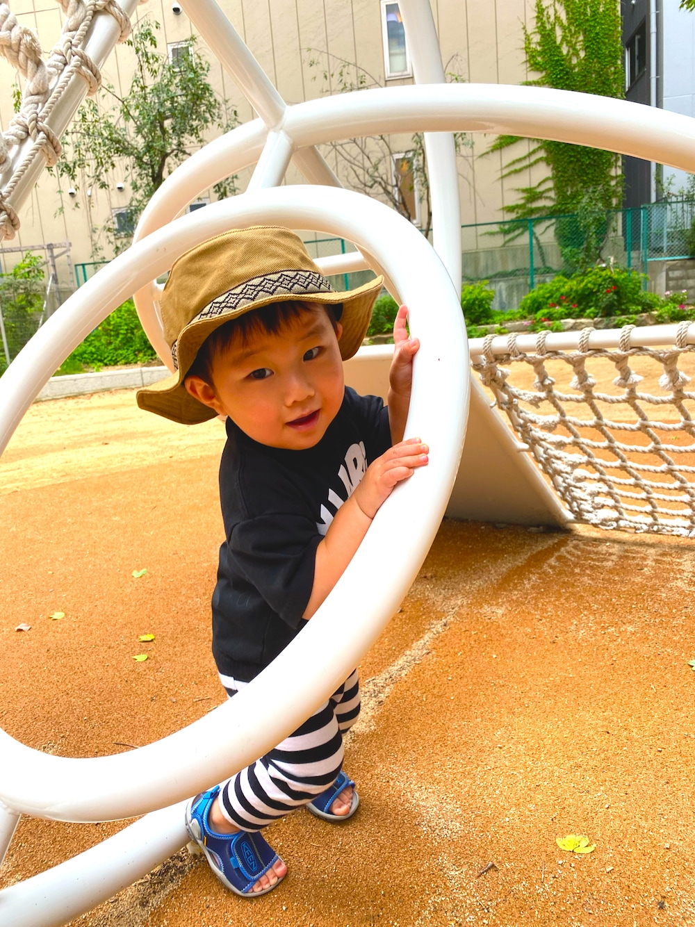 「男の子コーデ、シンプルコーデ、夏コーデ、２歳1ヶ月、XLARGE KIDS、KAVU、keen、モノトーン、西松屋、ハットコーデ」｜「XLARGE KIDSのスマイルロゴプリント半袖Tシャツ（Tシャツ/カットソー、ブラック系）」を使った、RITSU®︎さん（キッズ・80cm）の夏コーディネートの1枚目の写真