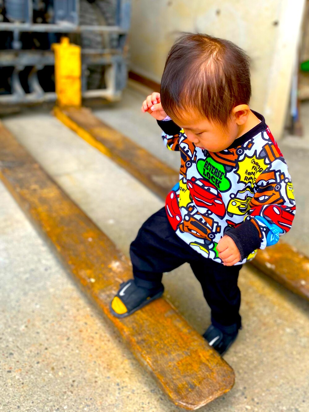 「キッズファッション、おとこのこ、オーバーサイズ、カーズ、NIKE、秋コーデ、男の子コーデ、あそびコーデ」｜「西松屋のアイテム（スウェット、その他）」を使った、RITSU®︎さん（キッズ・80cm）の秋コーディネートの1枚目の写真
