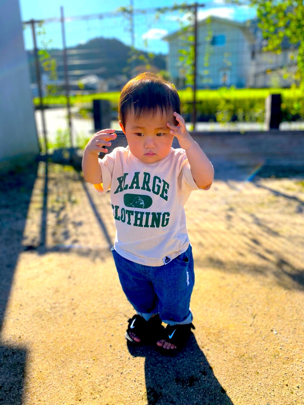 「秋のコーデ、休日スタイル、男の子コーデ、XLARGE KIDS、アメカジ、ストリートMIX、NIKE」｜「XLARGE KIDSのアメカジOGゴリラ&ロゴプリントTシャツ（Tシャツ/カットソー、ホワイト系）」を使った、RITSU®︎さん（キッズ・80cm）の秋コーディネートの1枚目の写真